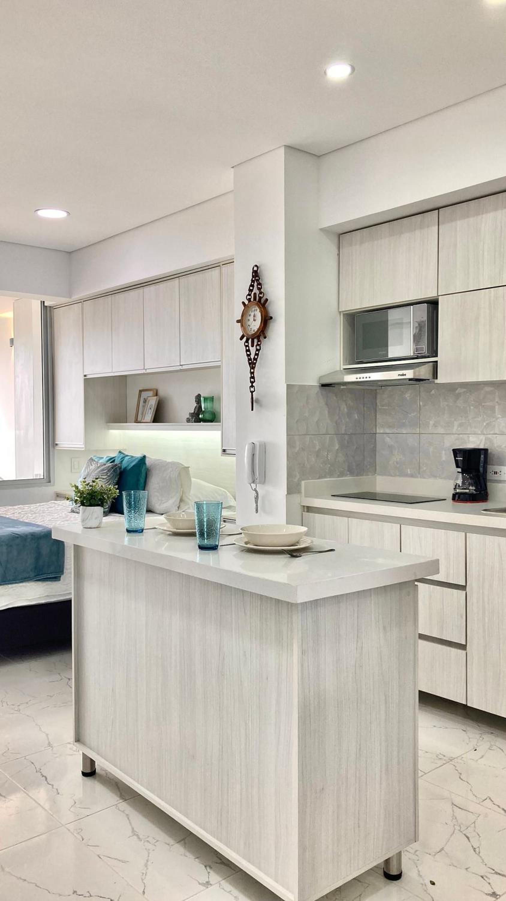CB726 | Suite moderna frente al mar con balcón y cocina con isla