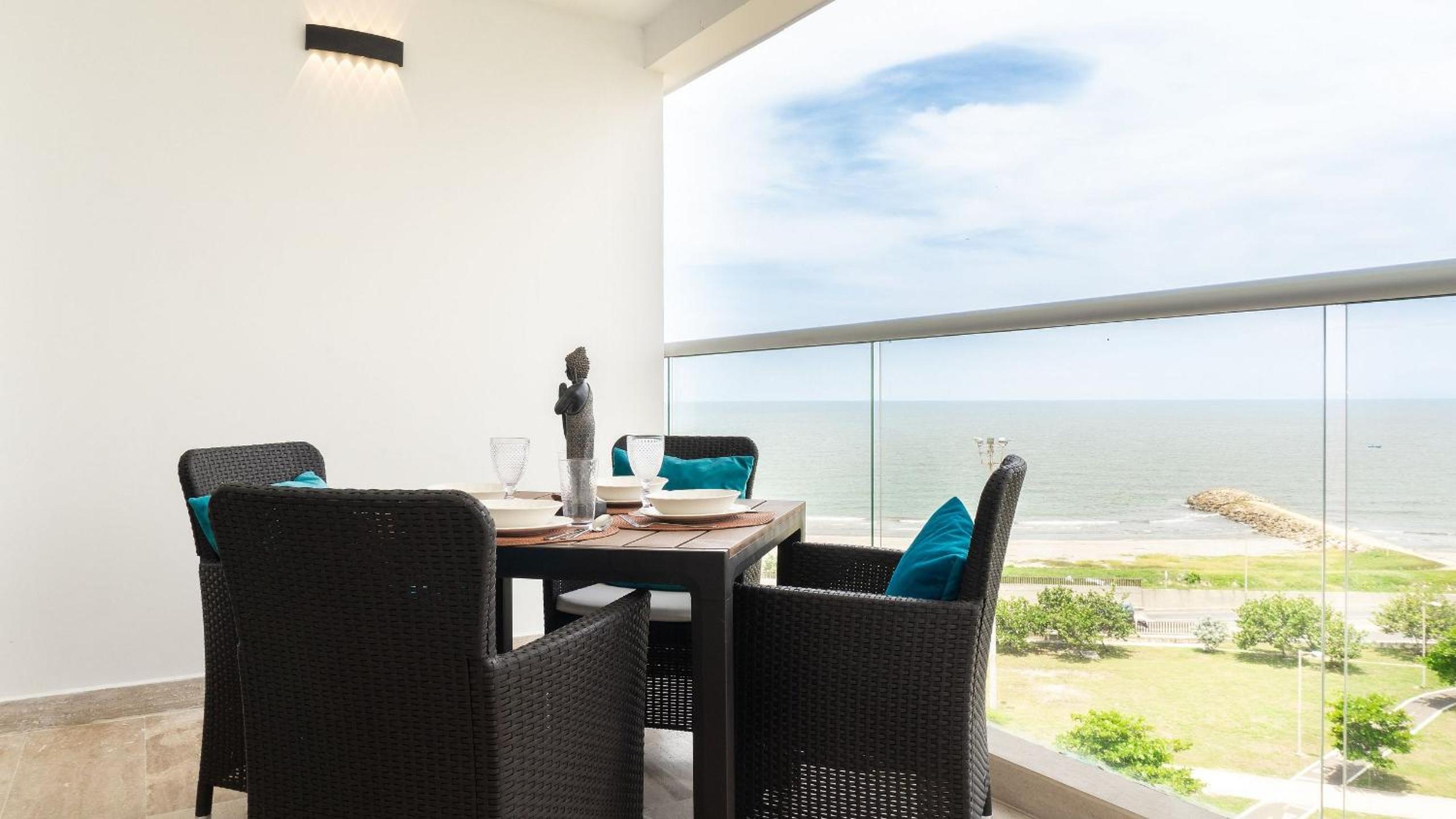 CB726 | Suite moderna frente al mar con balcón y cocina con isla