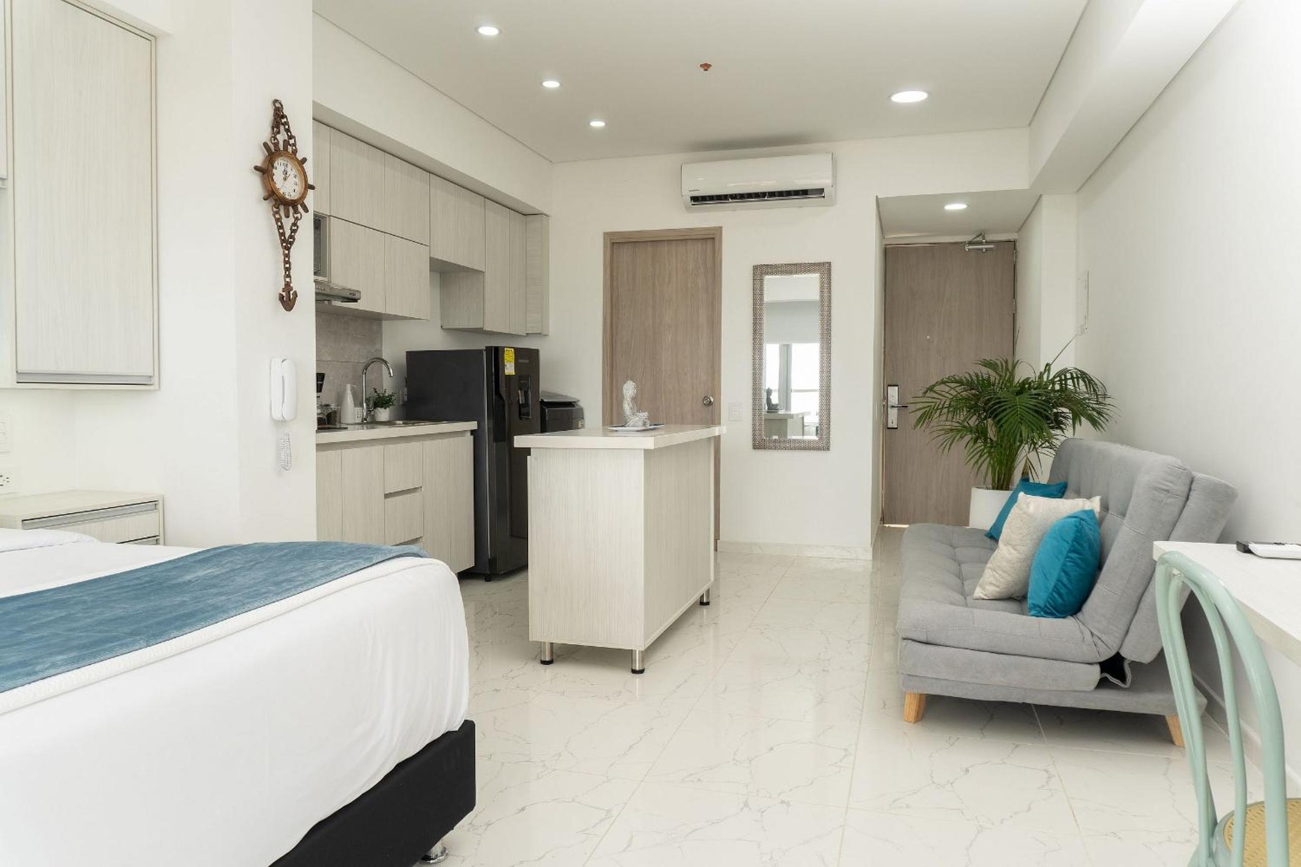 CB726 | Suite moderna frente al mar con balcón y cocina con isla