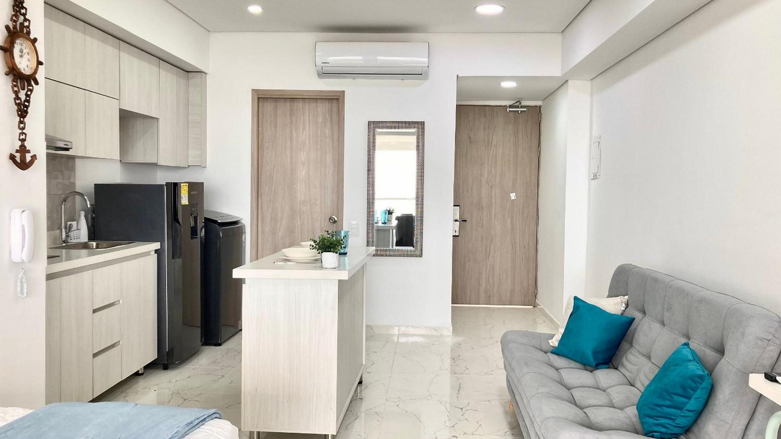 CB726 | Suite moderna frente al mar con balcón y cocina con isla