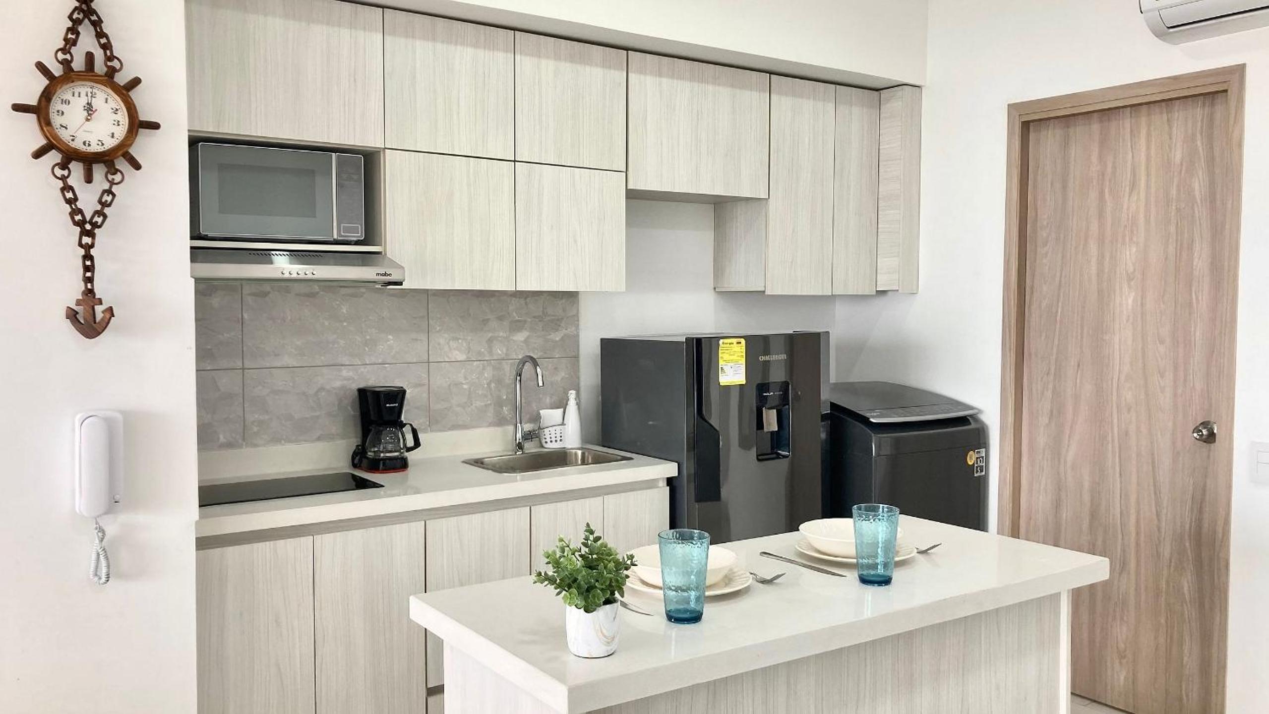 CB726 | Suite moderna frente al mar con balcón y cocina con isla