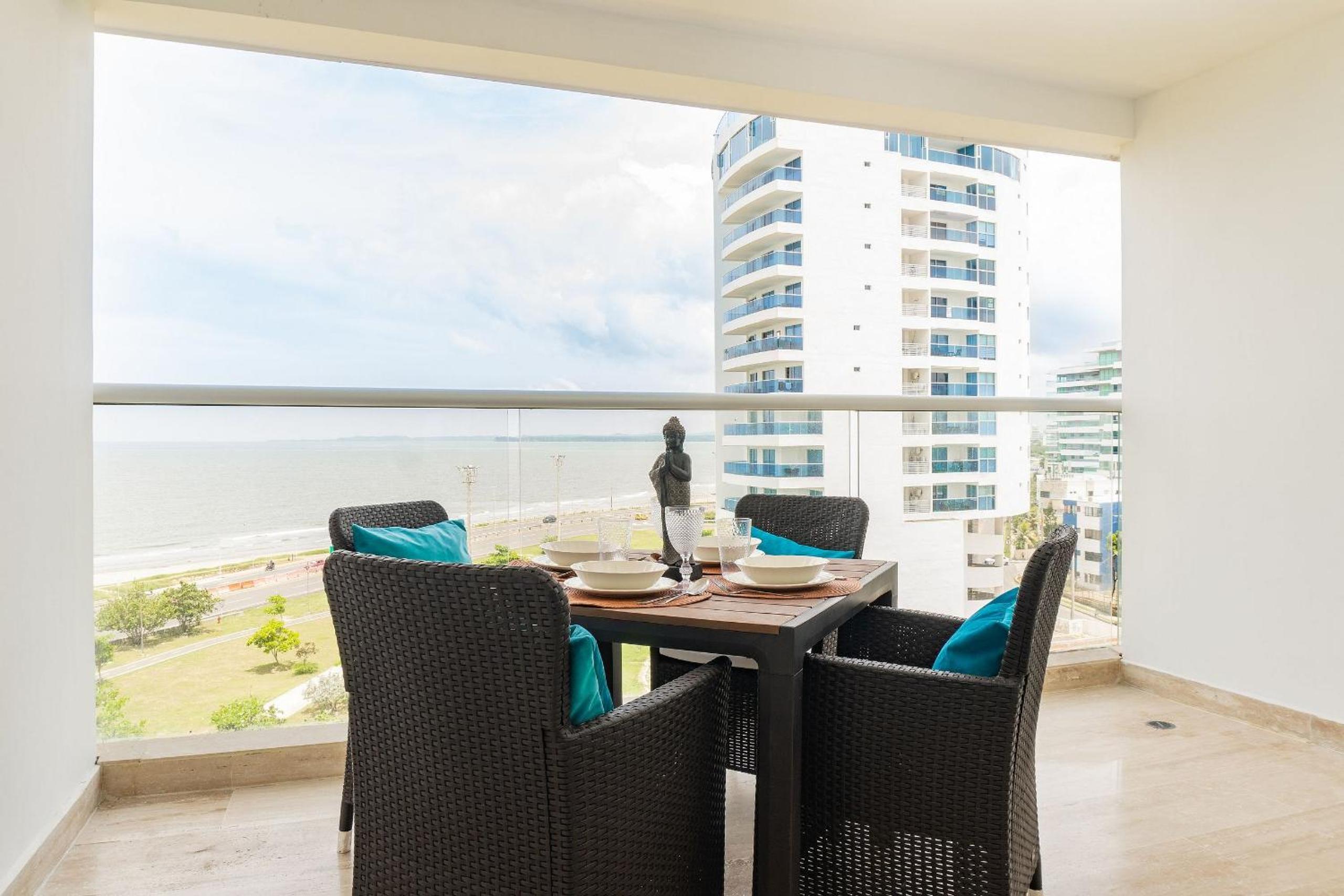 CB726 | Suite moderna frente al mar con balcón y cocina con isla