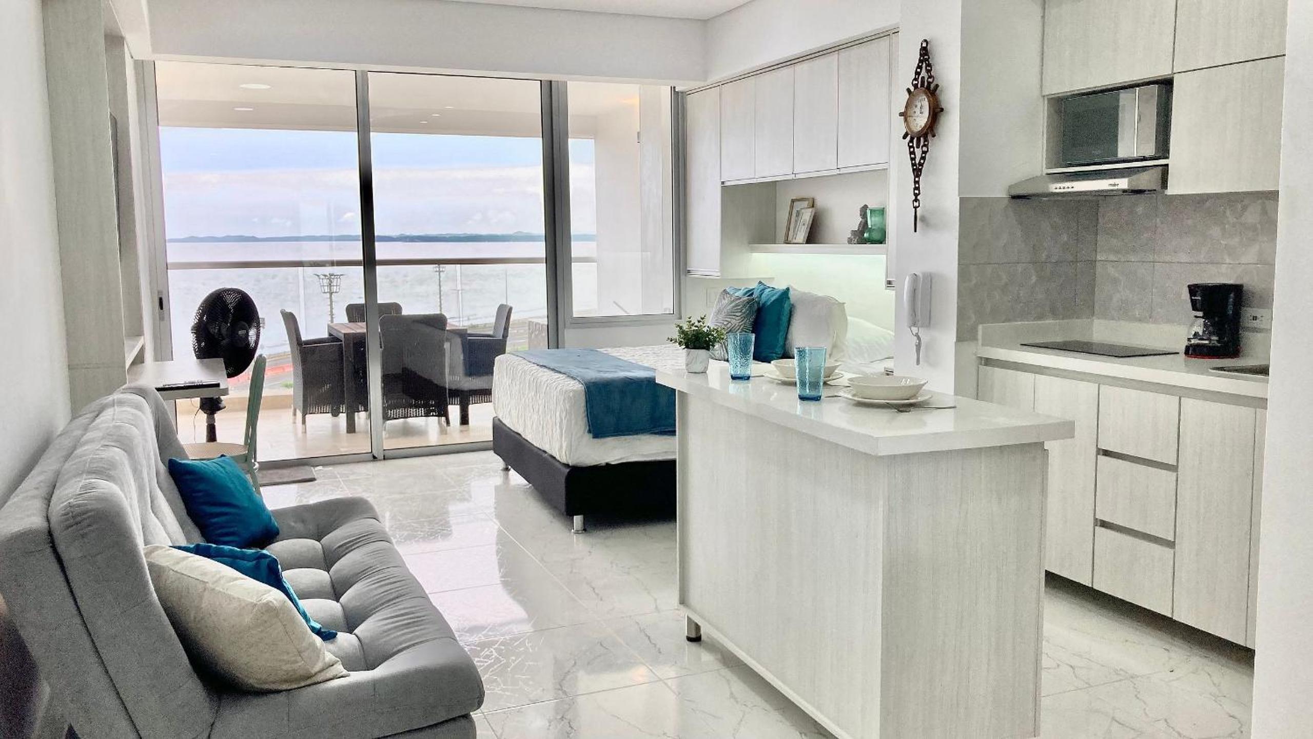 CB726 | Suite moderna frente al mar con balcón y cocina con isla