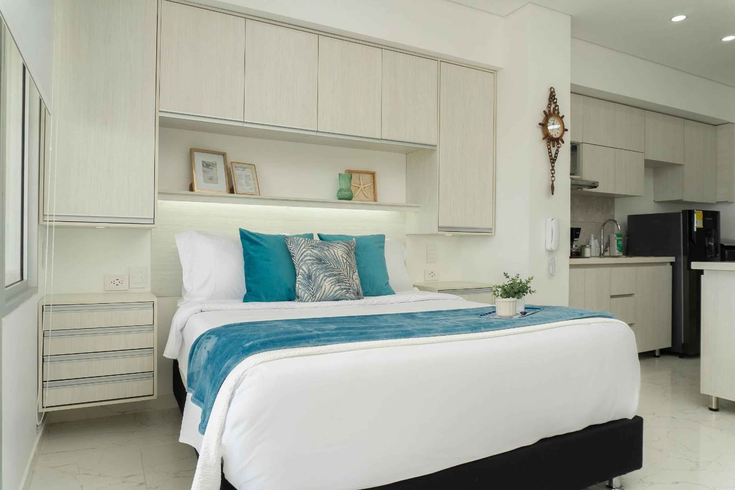 CB726 | Suite moderna frente al mar con balcón y cocina con isla