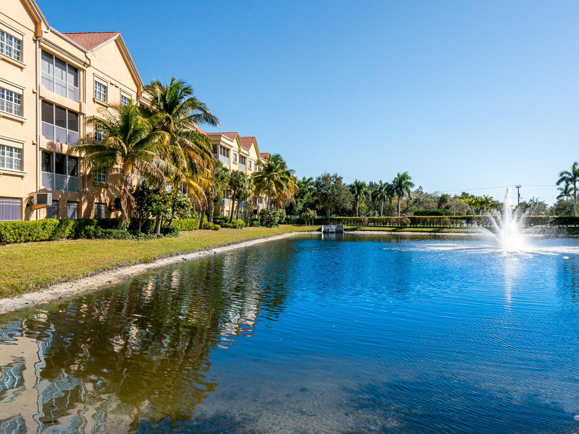 Bella Lago Condo: Pool, Spa & Walk to Beach