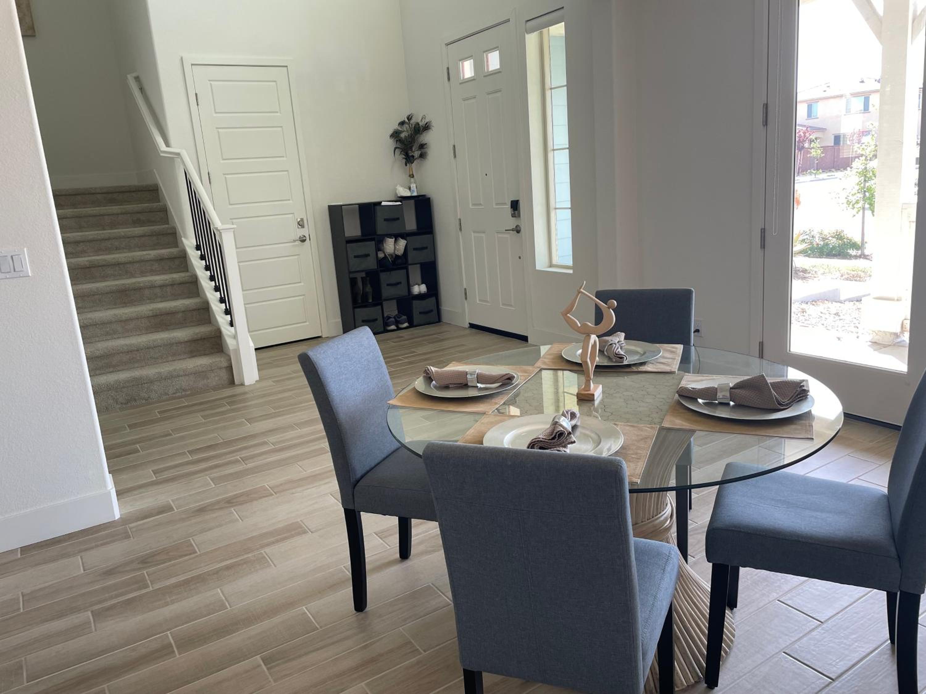 fresh, roomy airport & Uc close