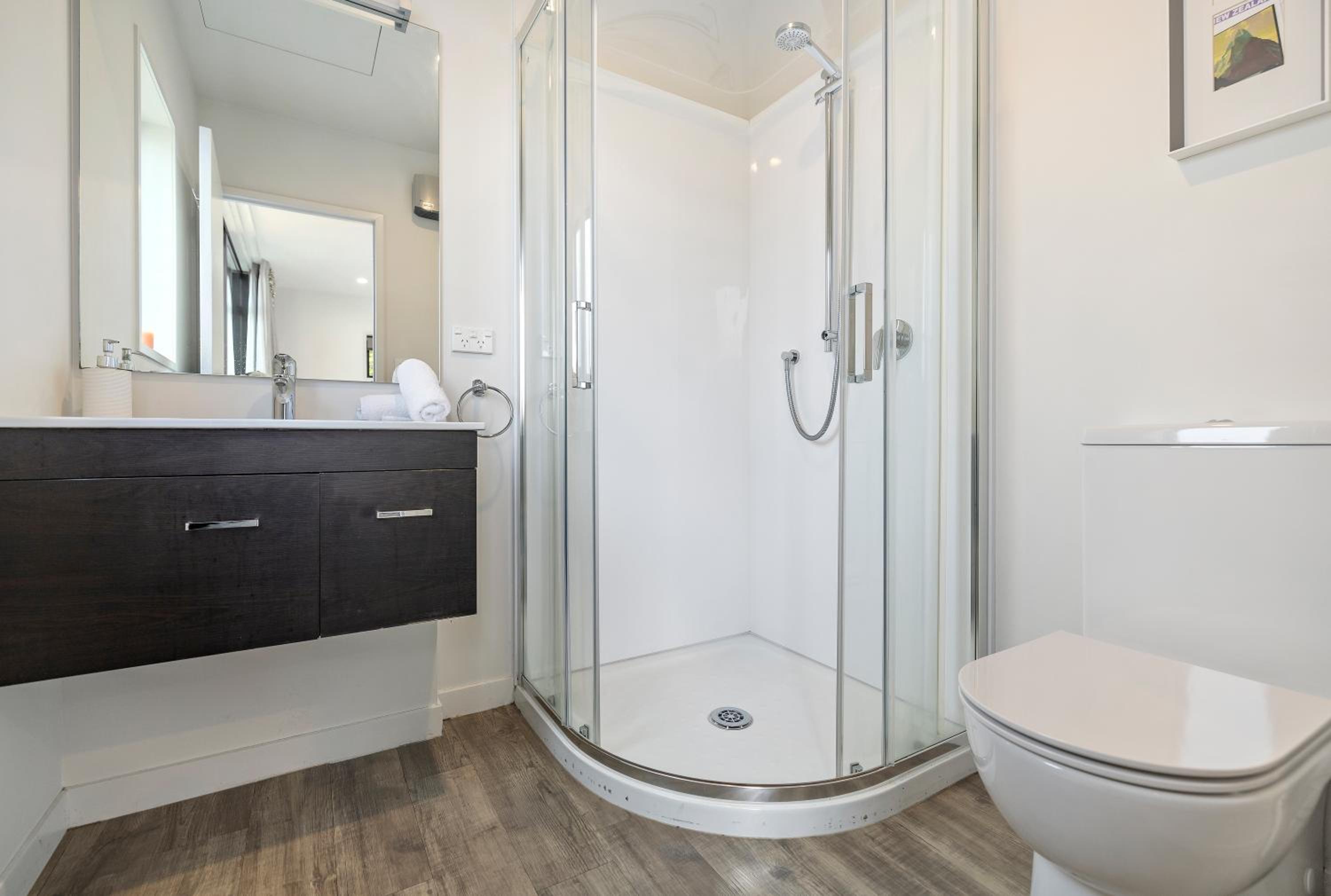Frankton Breeze 2| Lake Views & Parking view 4
