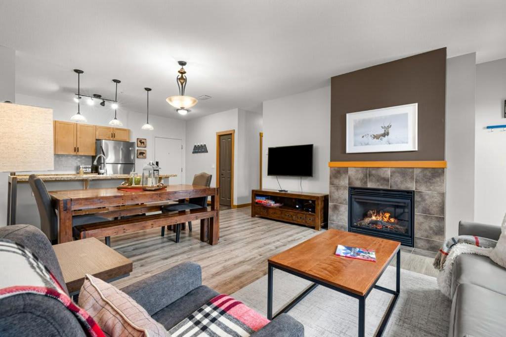 Modern Cabin Vibes with pool at The Lodges
