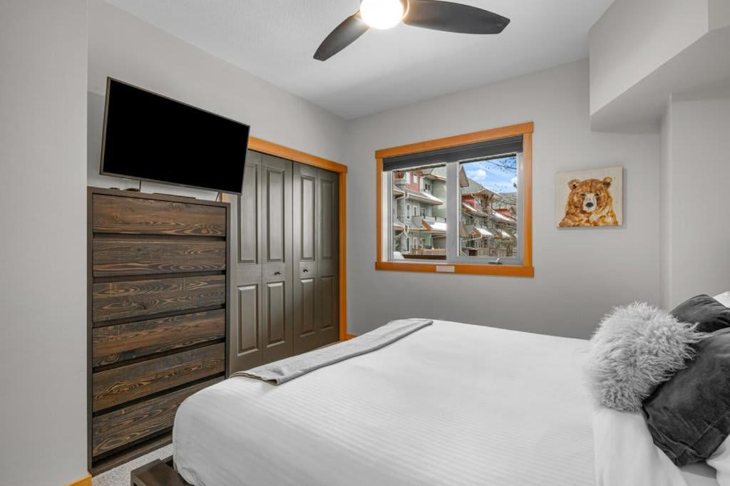 Modern Cabin Vibes with pool at The Lodges