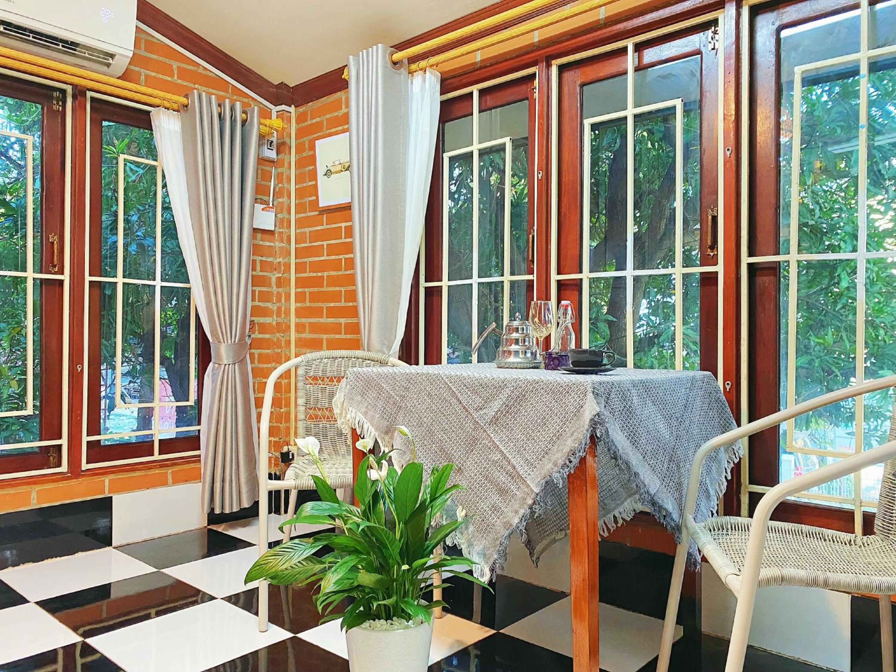 The Giftown Vientiane, Watchan