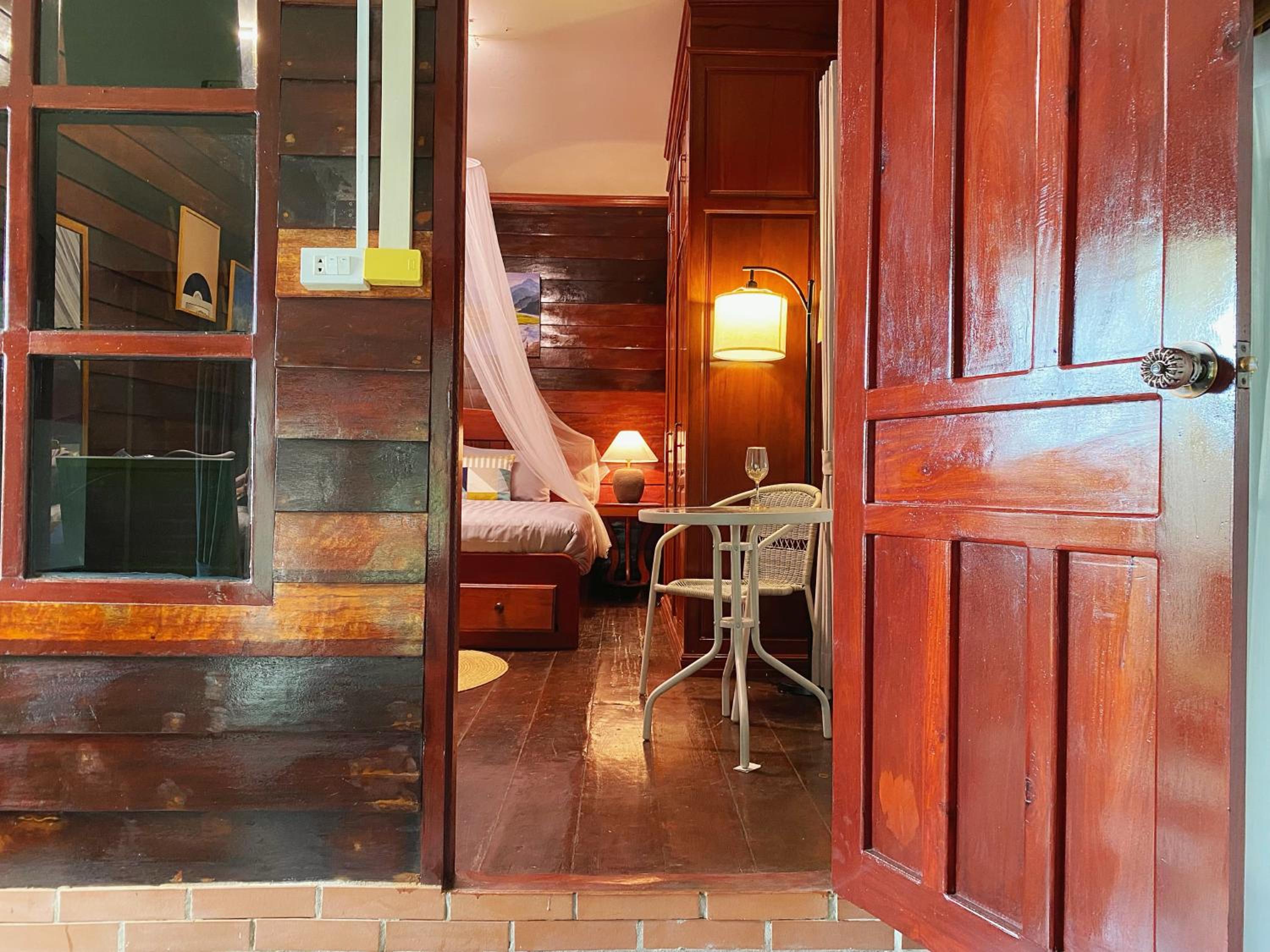 The Giftown Vientiane, Watchan