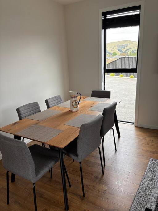 Cosy and Modern spacious home view 3