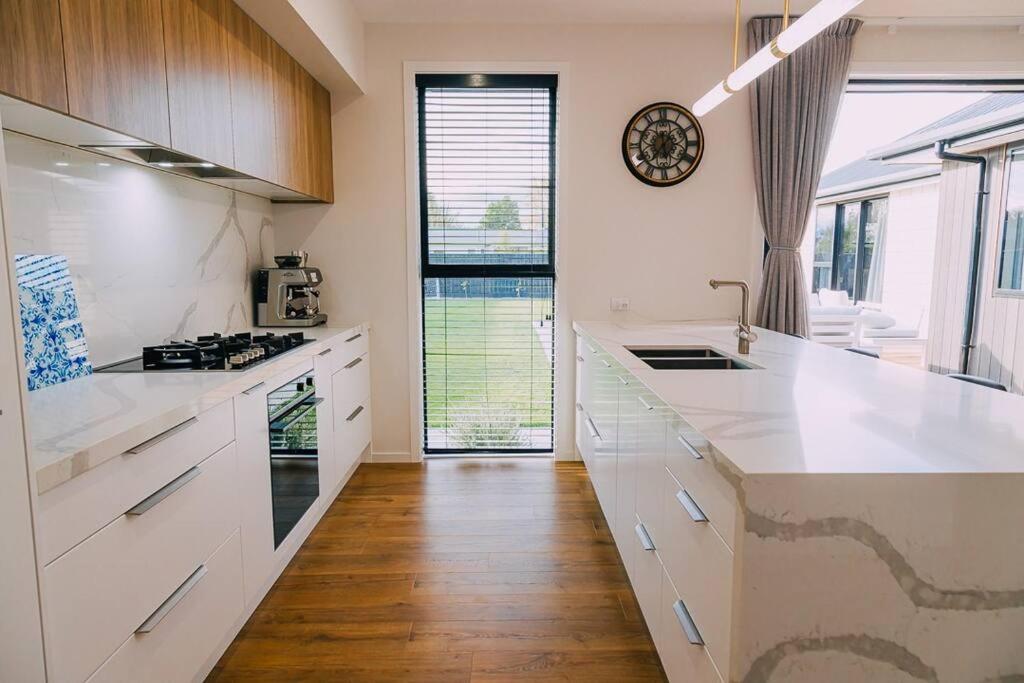 Cosy and Modern spacious home view 5