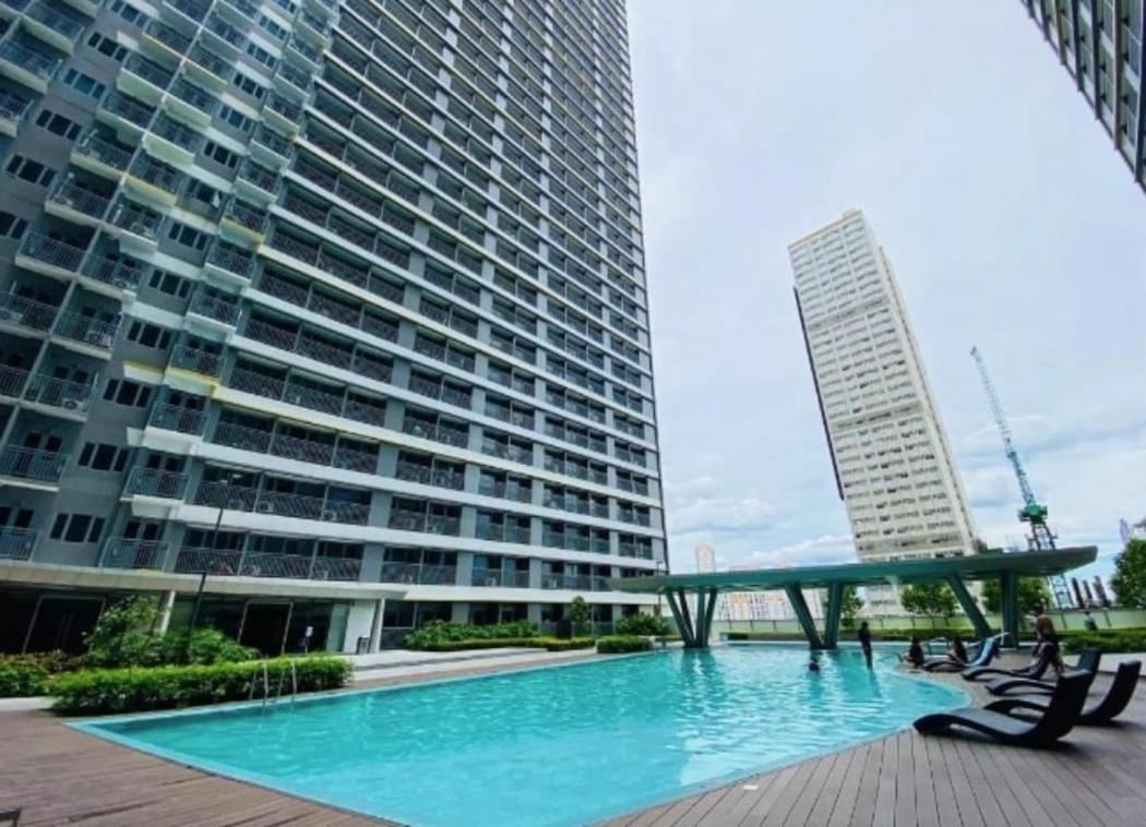 One Bedroom Condo Unit Fame Residences Tower 4 view 4