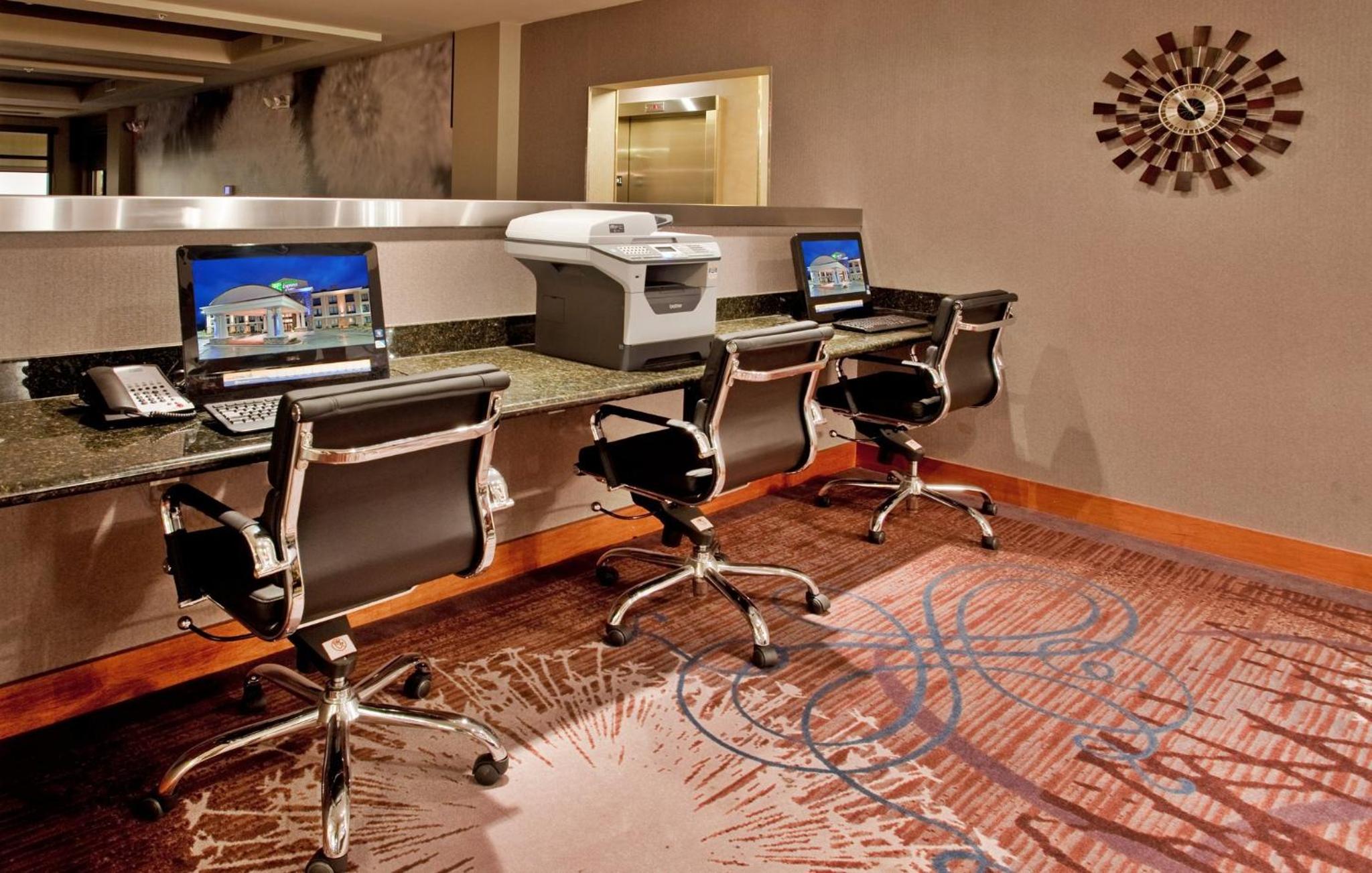 St Robert Vacations - Holiday Inn Express Hotel and Suites Saint Robert, an IHG Hotel - Property Image 1