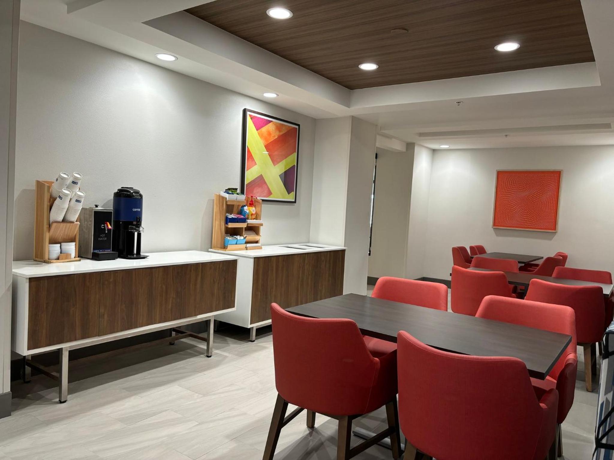 Holiday Inn Express Hotel and Suites Saint Robert, an IHG Hotel - Property Image 9
