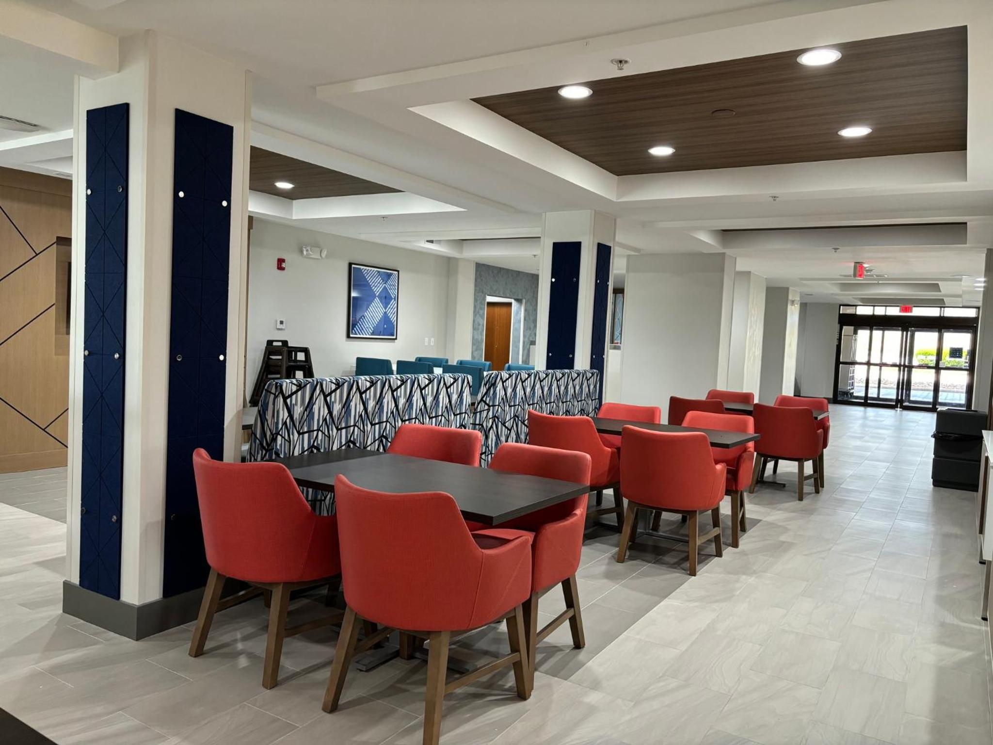 Holiday Inn Express Hotel and Suites Saint Robert, an IHG Hotel - Property Image 7