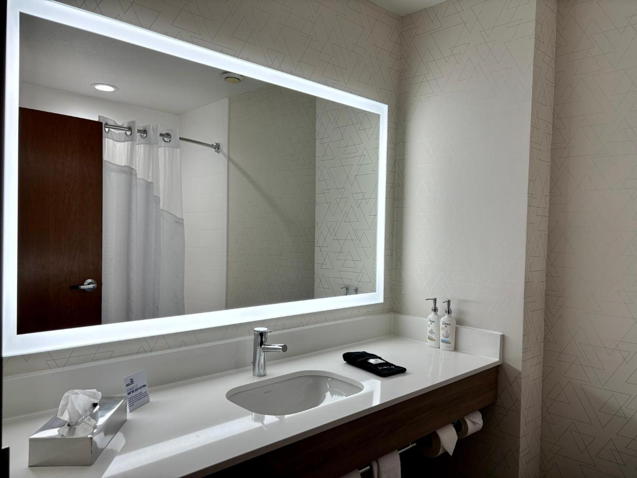 Holiday Inn Express Hotel and Suites Saint Robert, an IHG Hotel - Property Image 5