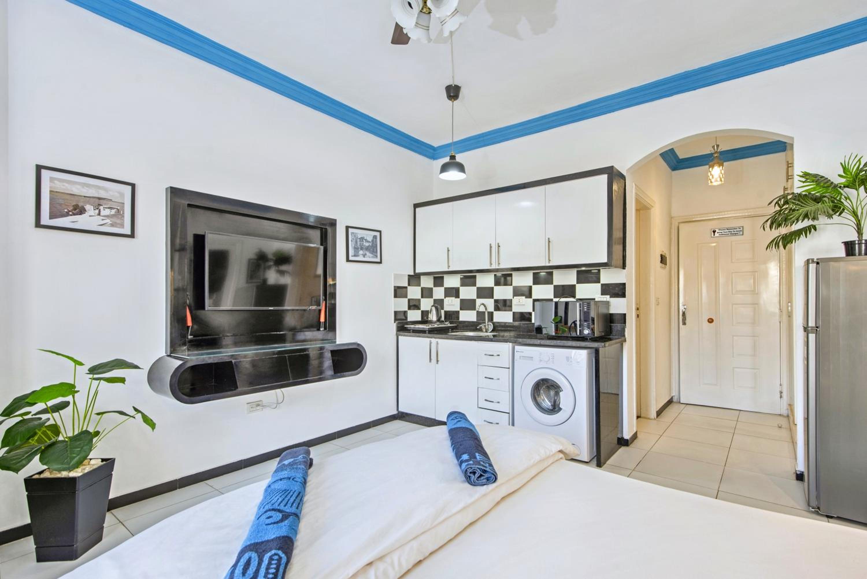 Rare 2BD Marina Hotspot With Pool, Fast Free WIFI & Balcony - 2 Kitchens & 2 Bathrooms - Western Standards - Sheraton Plaza 414-415 view 5