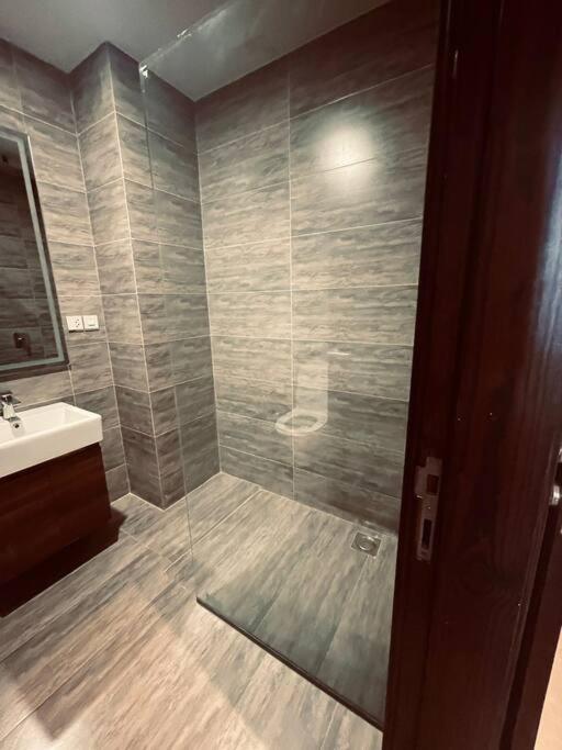 Luxurious 2-Bedroom Apartment with Margalla View - Skypark One, Gulberg Greens view 4