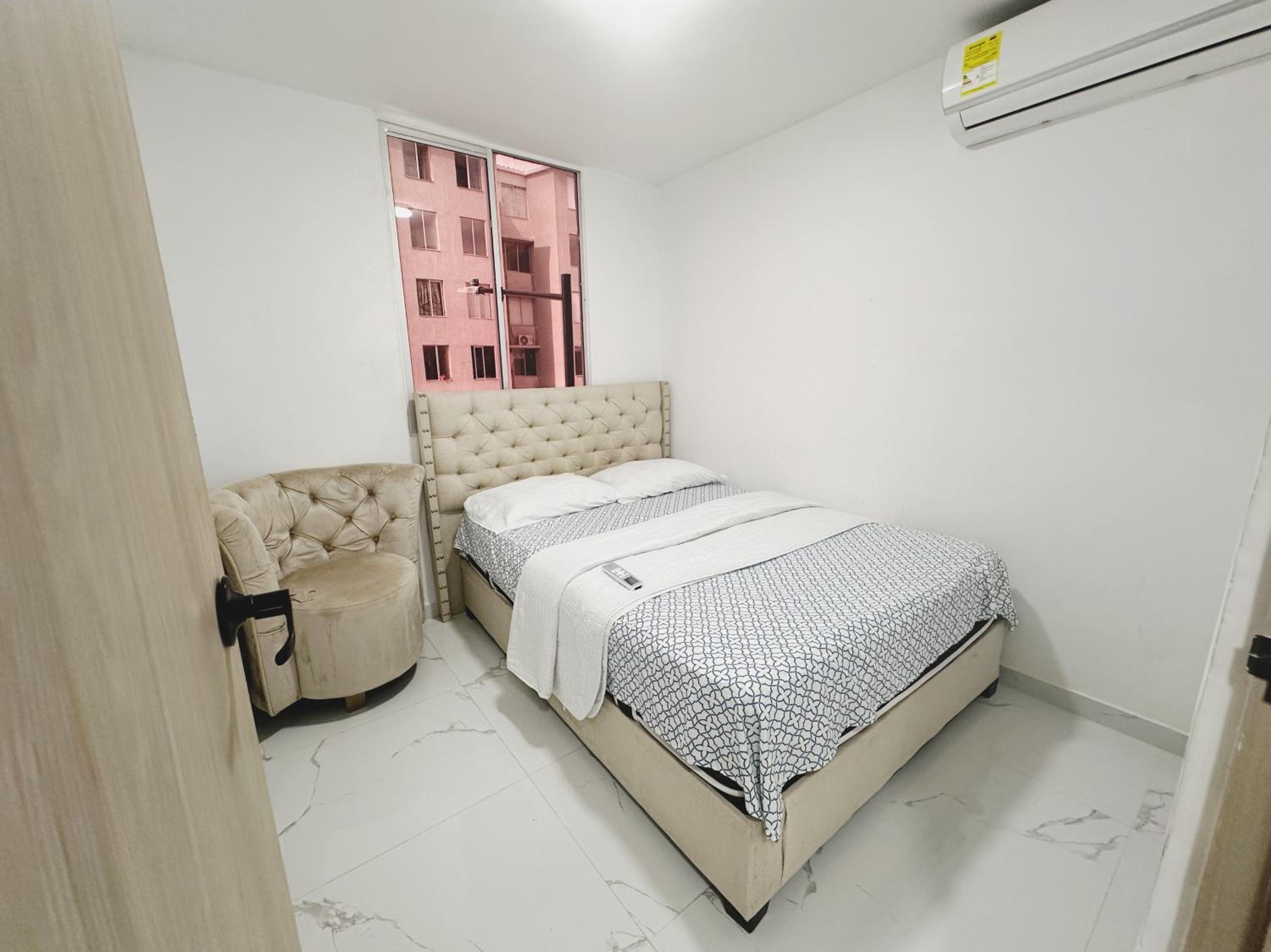 Moderno apto low cost 15 min CC buena vista 2 TV con parqueadero comunal