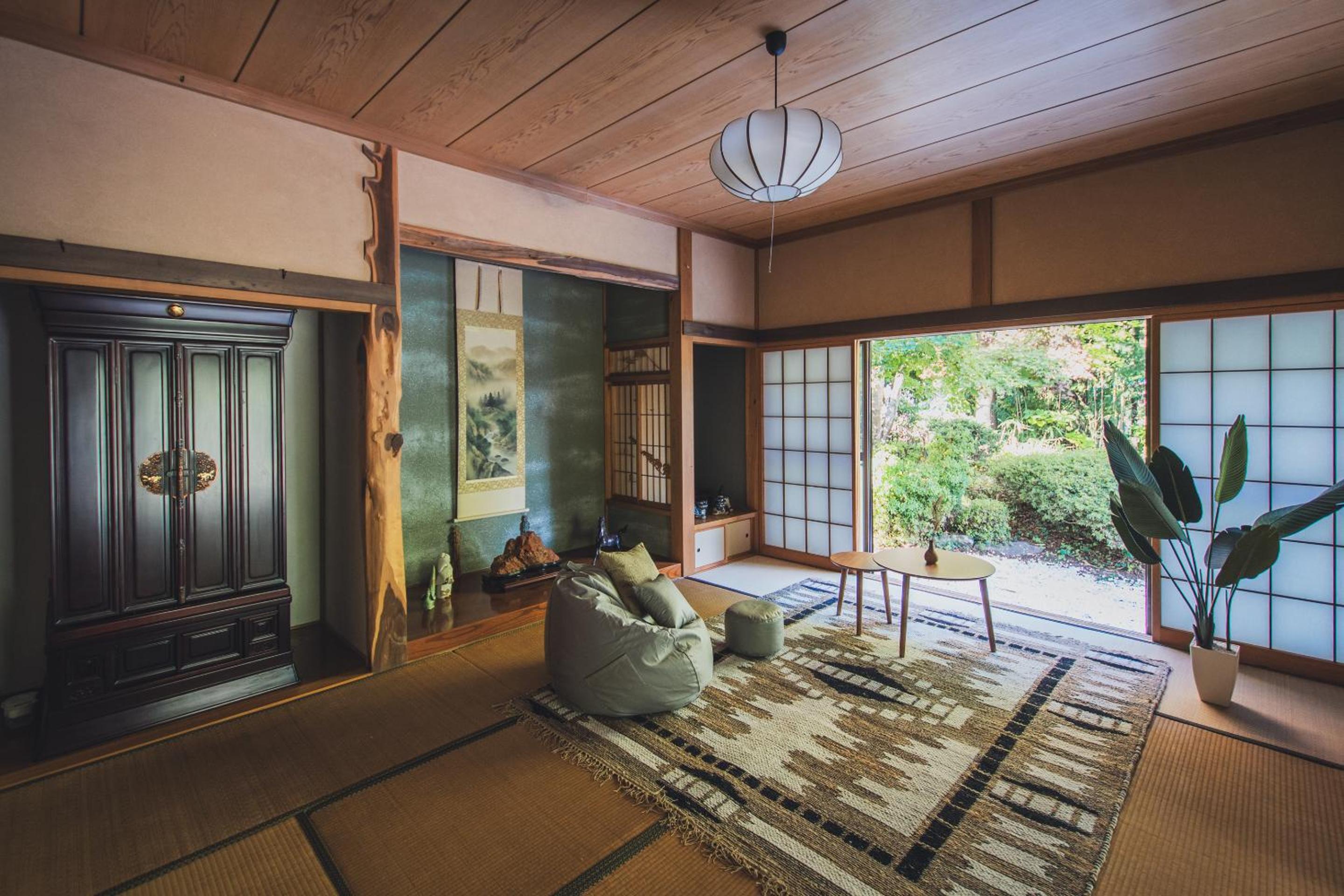 庭園に住むアート Active Art Hotel 80畳の広さを誇る古民家 日本庭園を独り占め view 5
