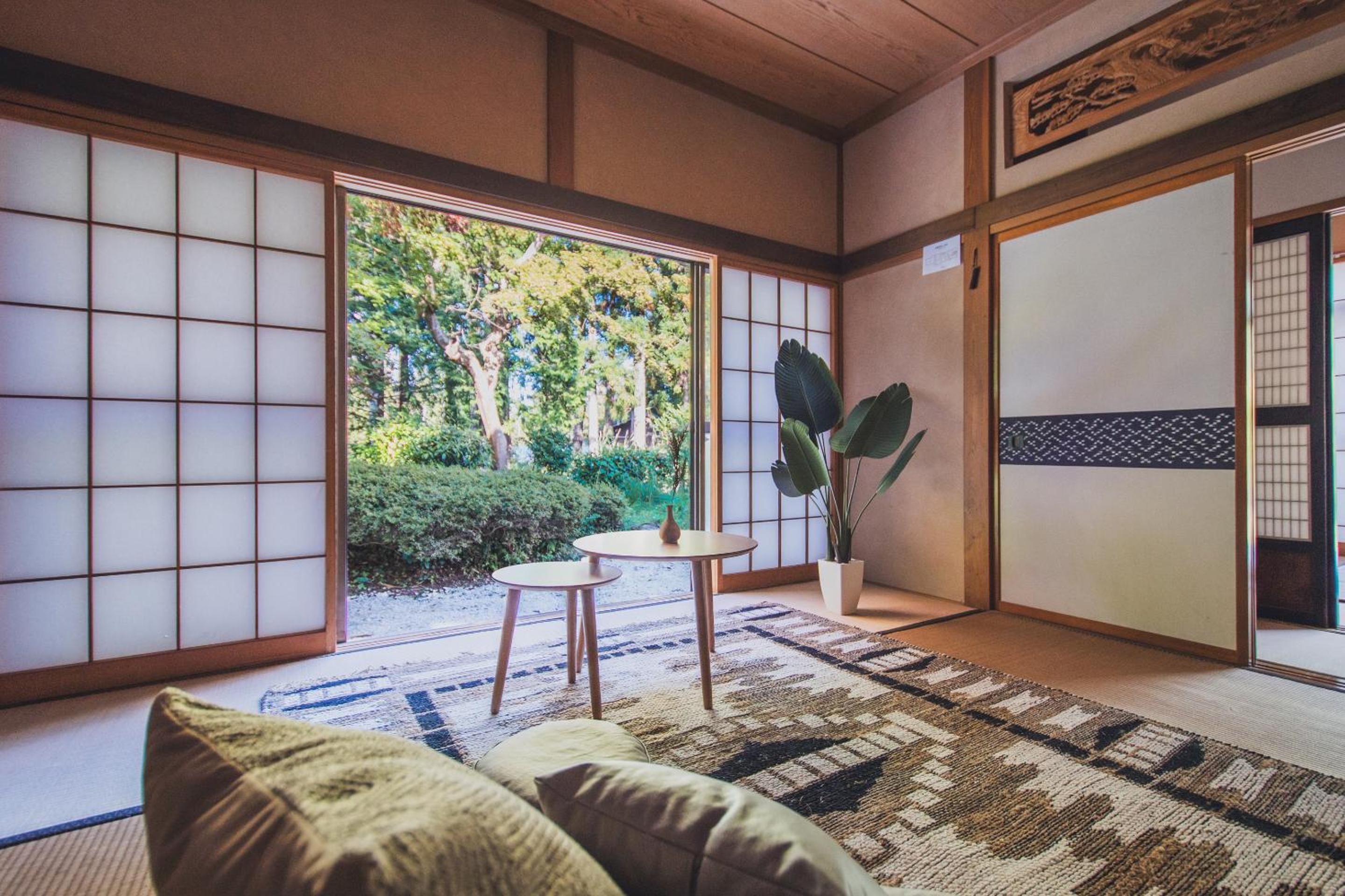 庭園に住むアート Active Art Hotel 80畳の広さを誇る古民家 日本庭園を独り占め view 3