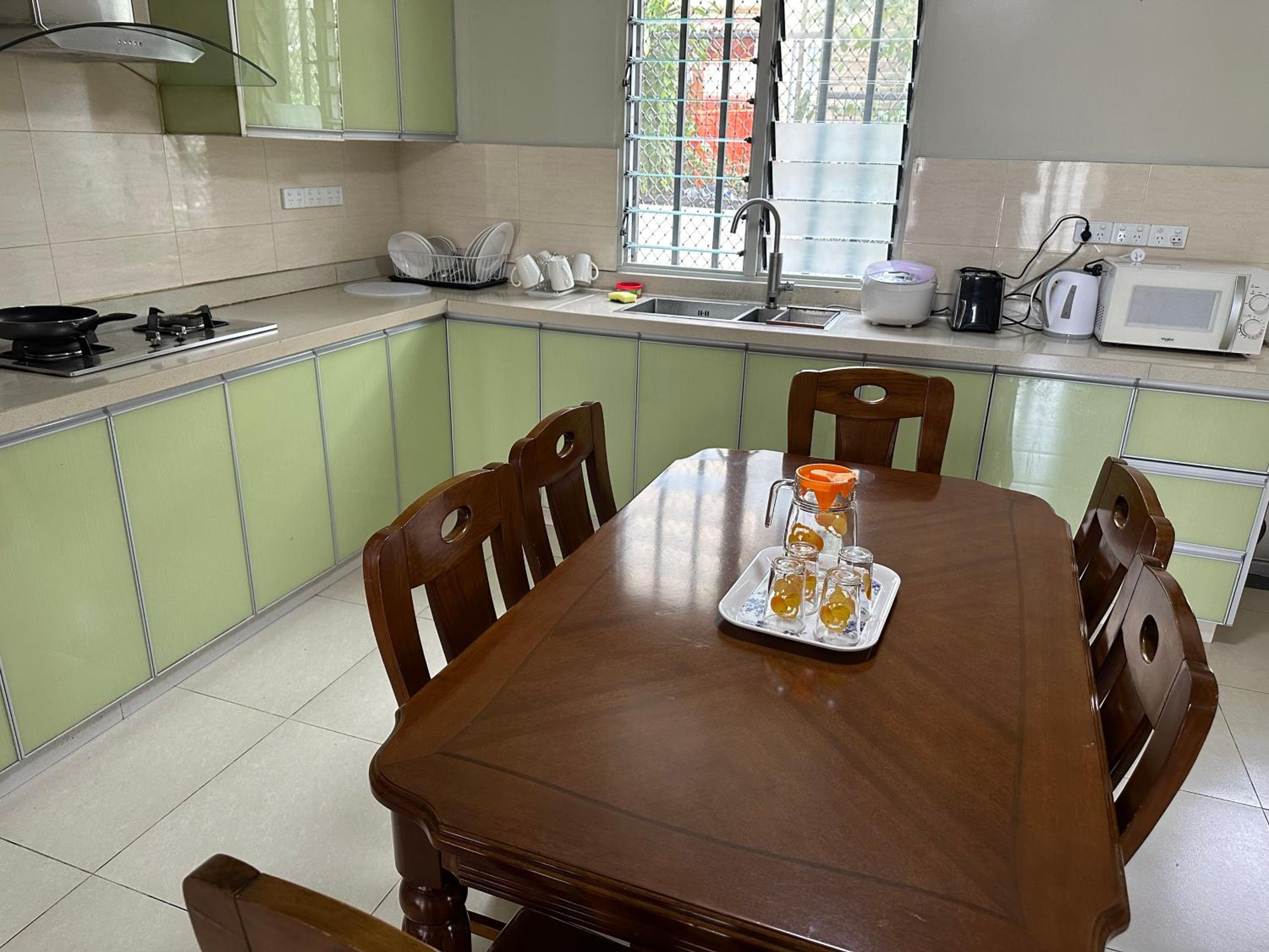 Large two-bedroom apartment-free parking