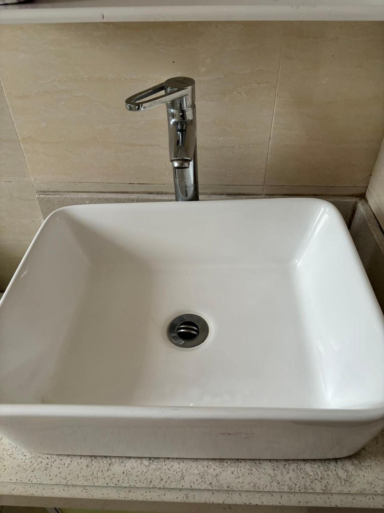 Large two-bedroom apartment-free parking