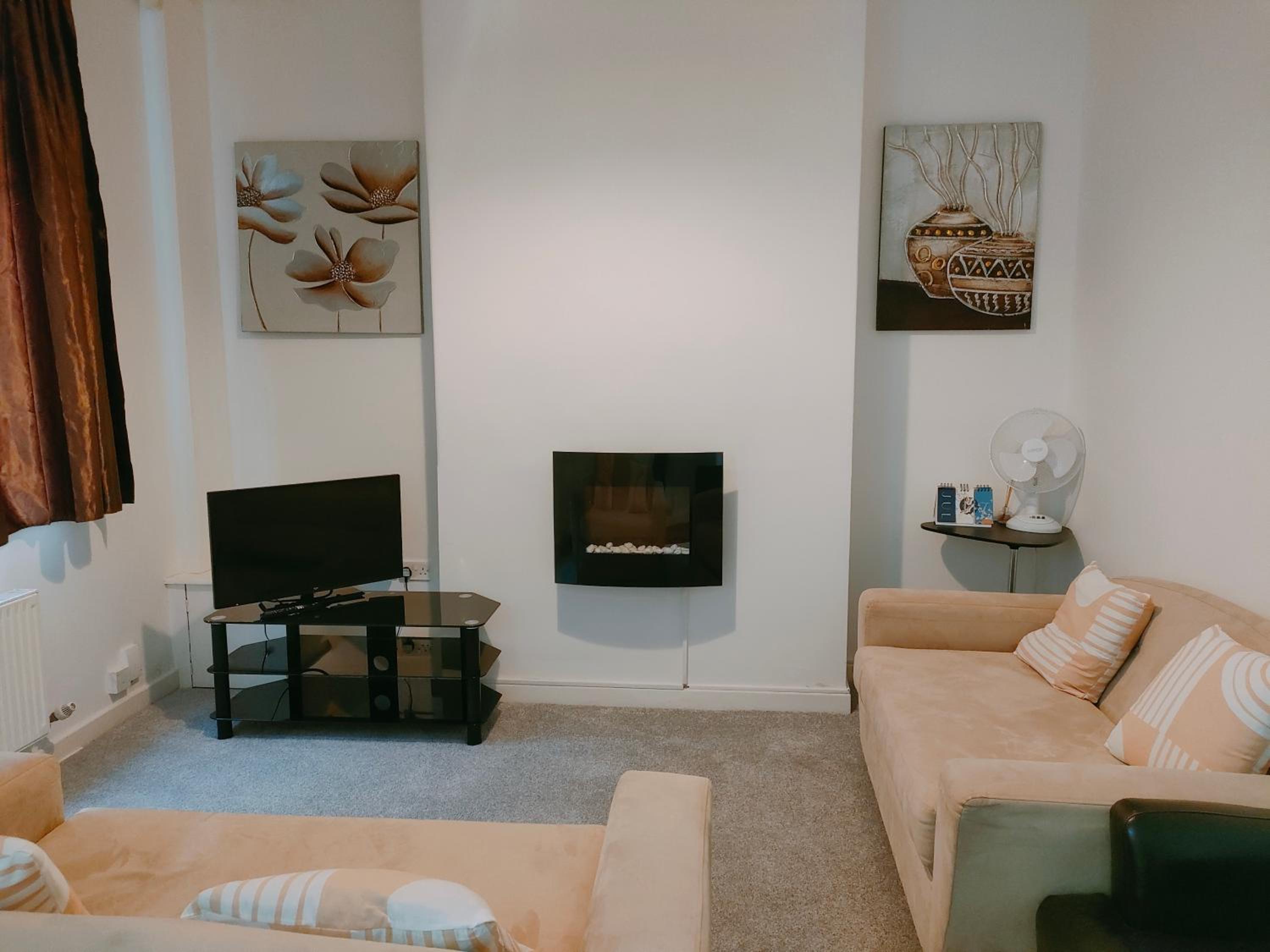 Elegant House, Near Haigh Woodland Park - Hi-Speed Wi-Fi - Easy Parking view 5