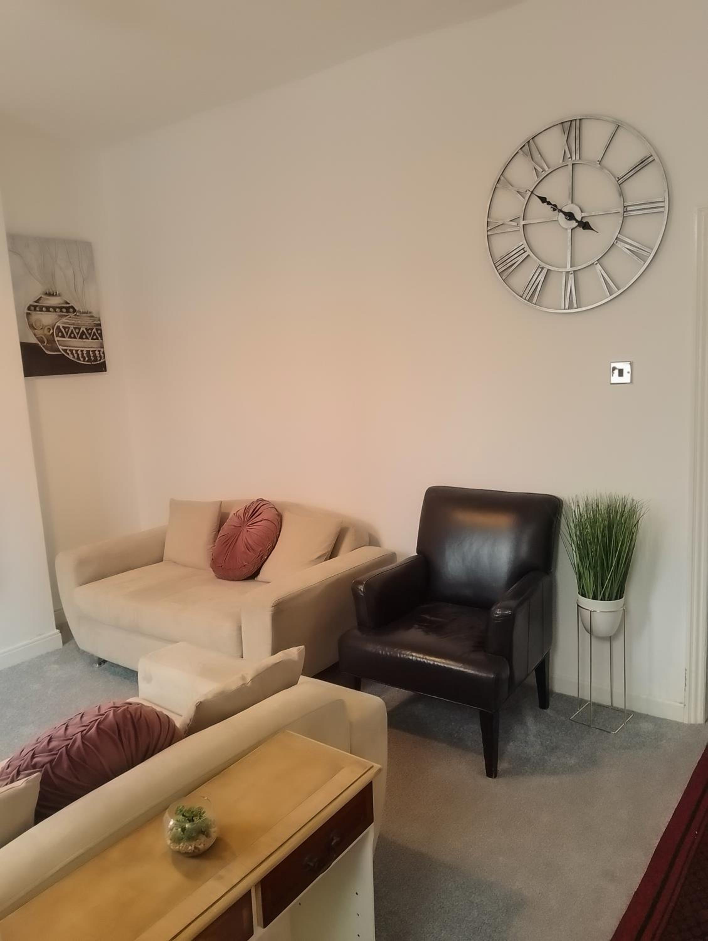 Elegant House, Near Haigh Woodland Park - Hi-Speed Wi-Fi - Easy Parking view 4