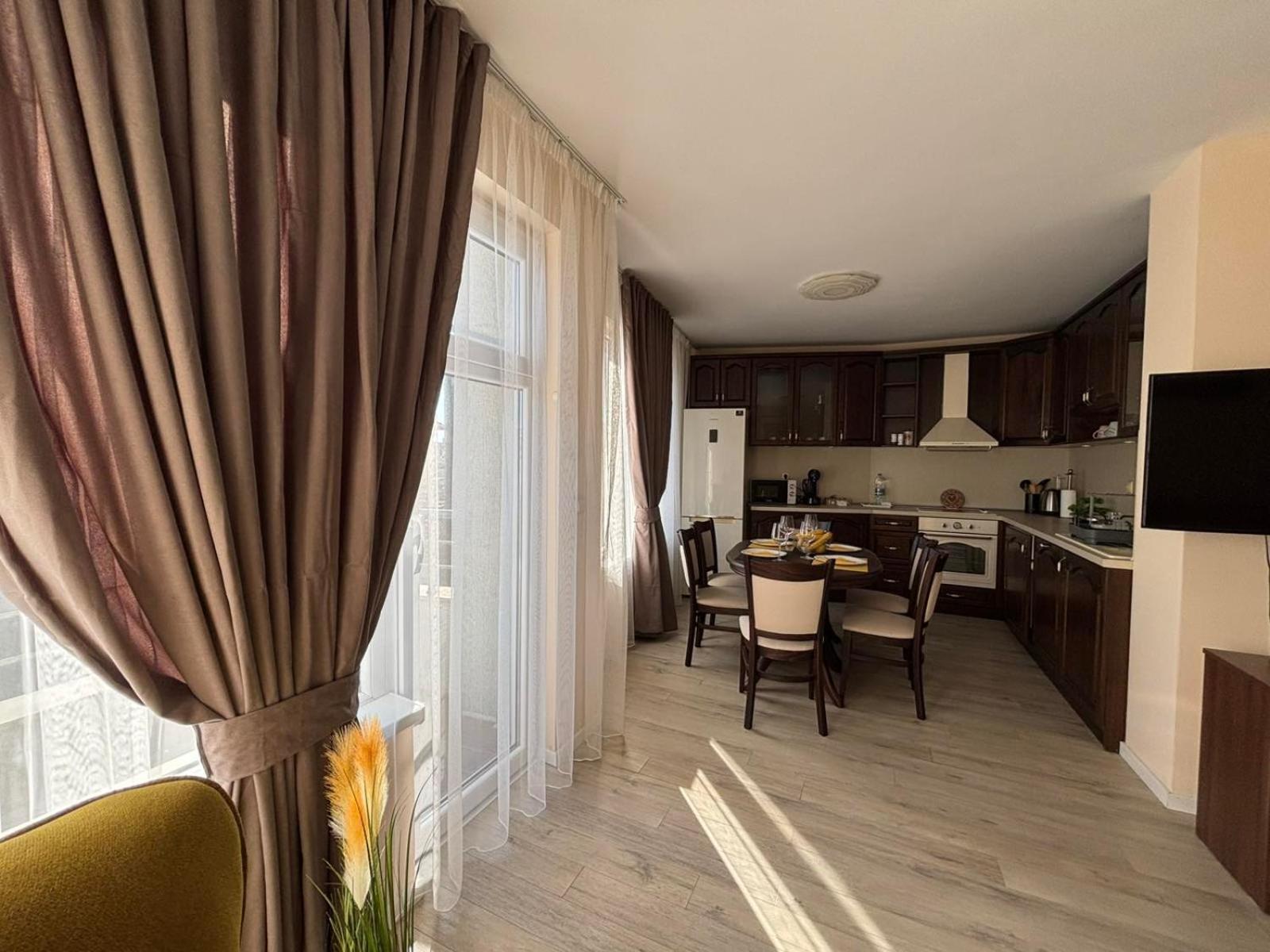 GRAND APARTMENT BOGORIDI - top center near to sea and sea garden