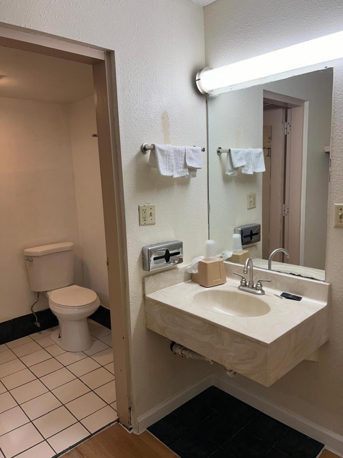 Richmond Vacations - Quality Quarters Inn By OYO Richmond KY I-75 - Property Image 17