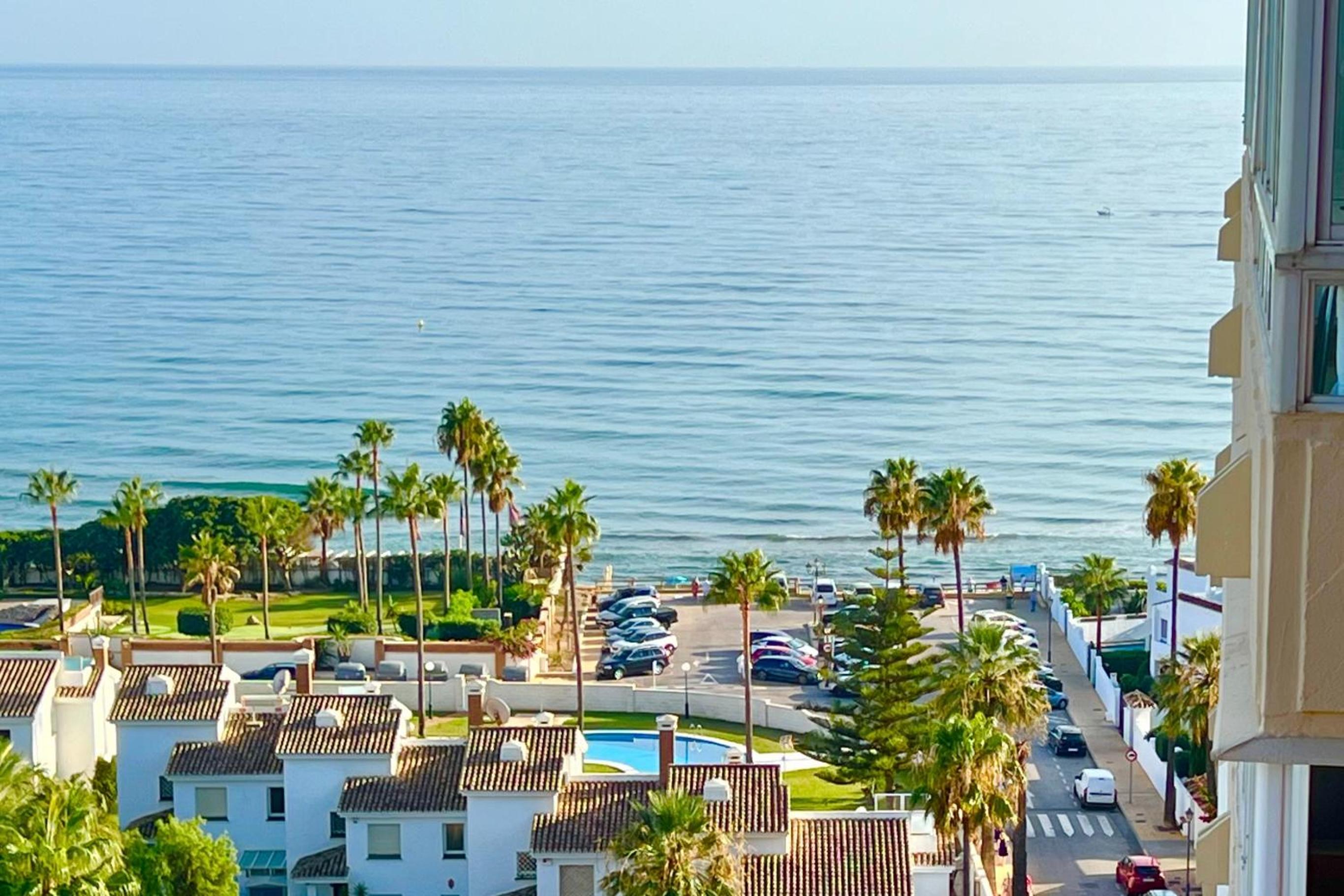 MARBELLA BEACHFRONT- Apartamento junto a la playa y con impresionantes vistas al mar