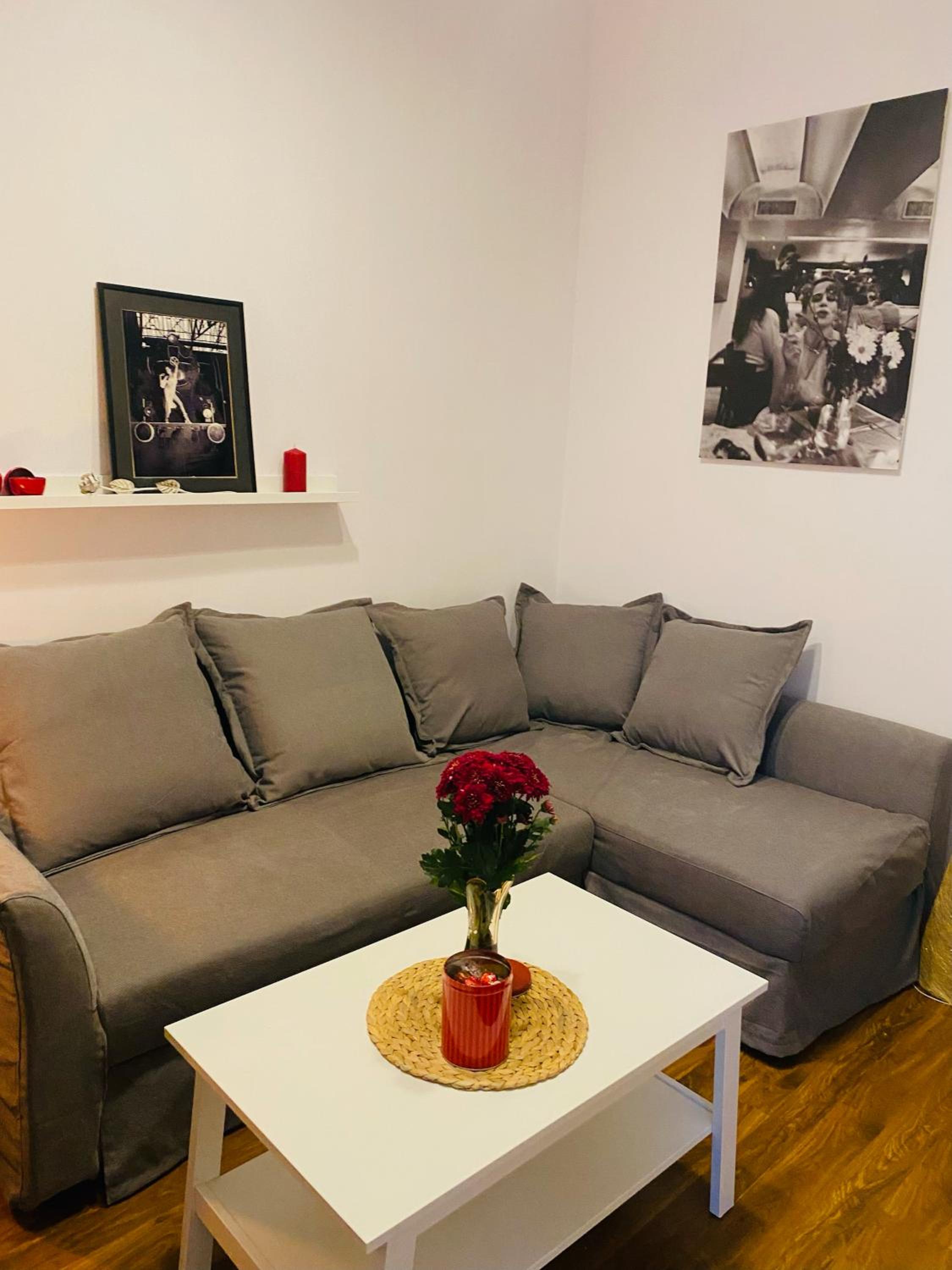 Escape in photos in top centre apartment
