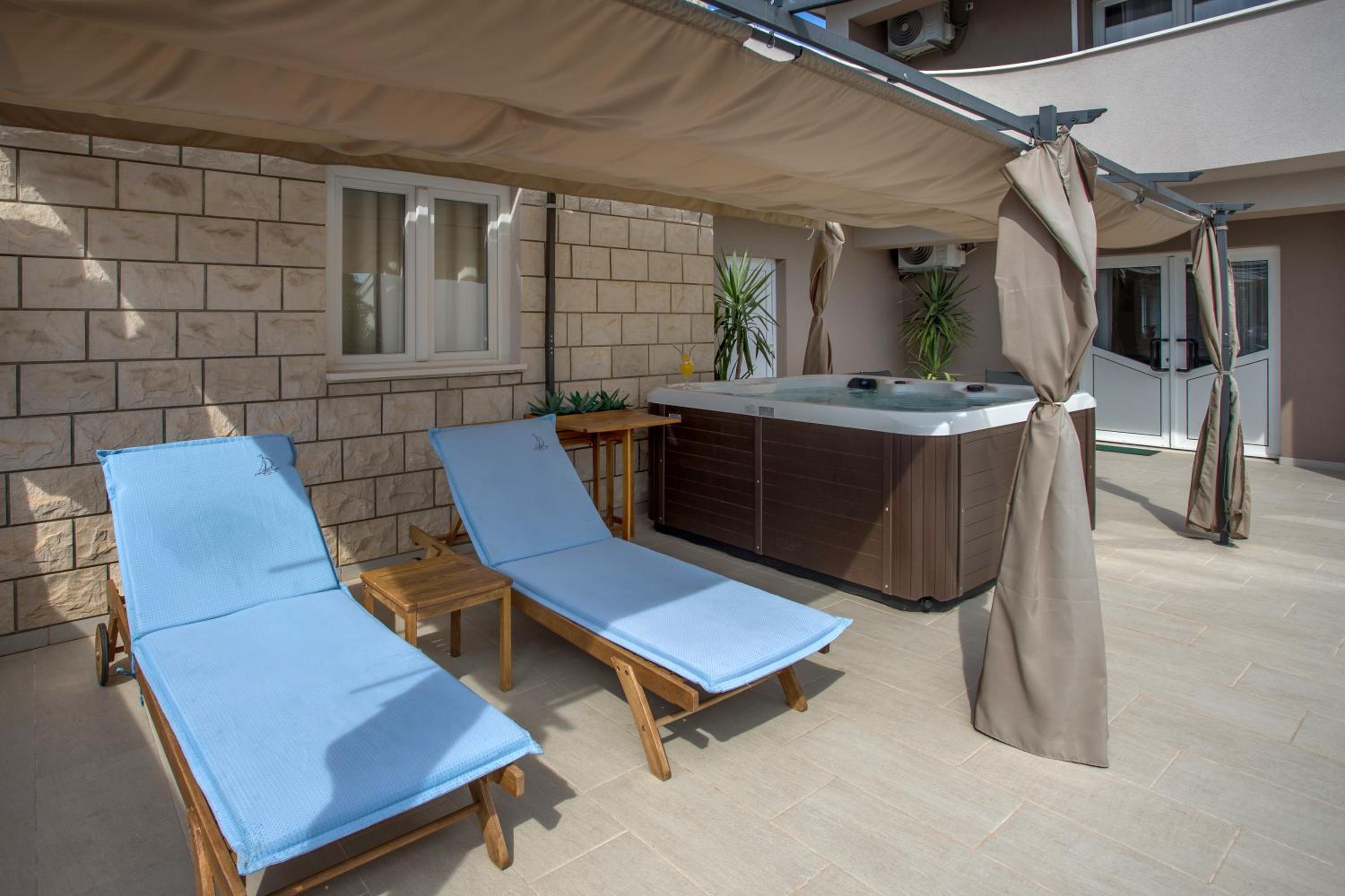 Villa Sara Family Villa with Pool and Jacuzzi Imotski Makarska Region