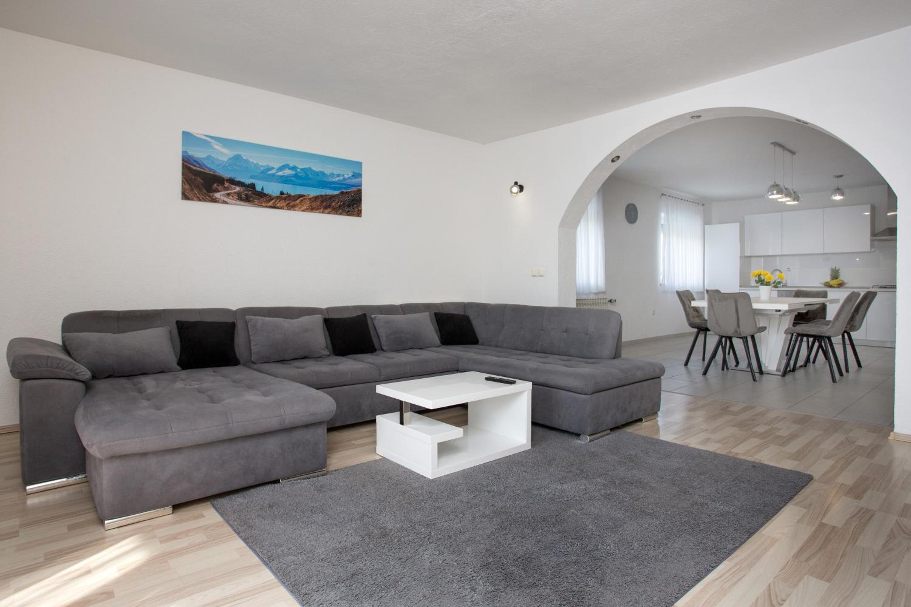 Villa Sara Family Villa with Pool and Jacuzzi Imotski Makarska Region