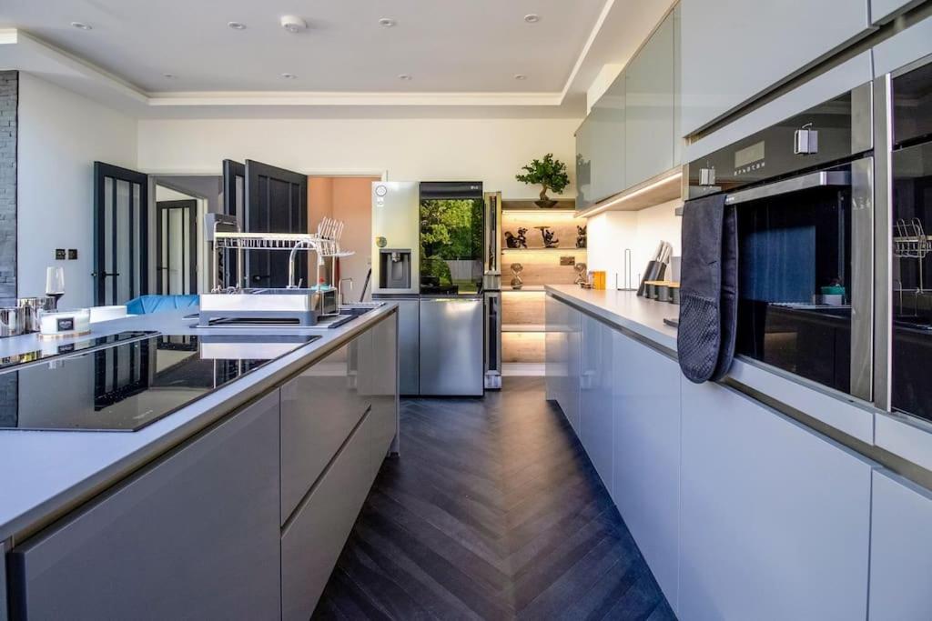 Luxury 4-Bedroom High-End Home, Includes Jacuzzi and Pool Table view 4