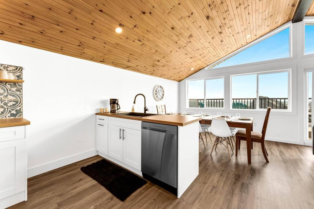 Pet Friendly Getaway, Games, Netflix, Lake Views