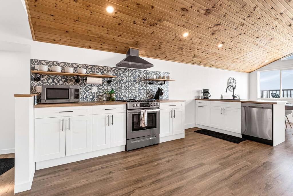 Pet Friendly Getaway, Games, Netflix, Lake Views