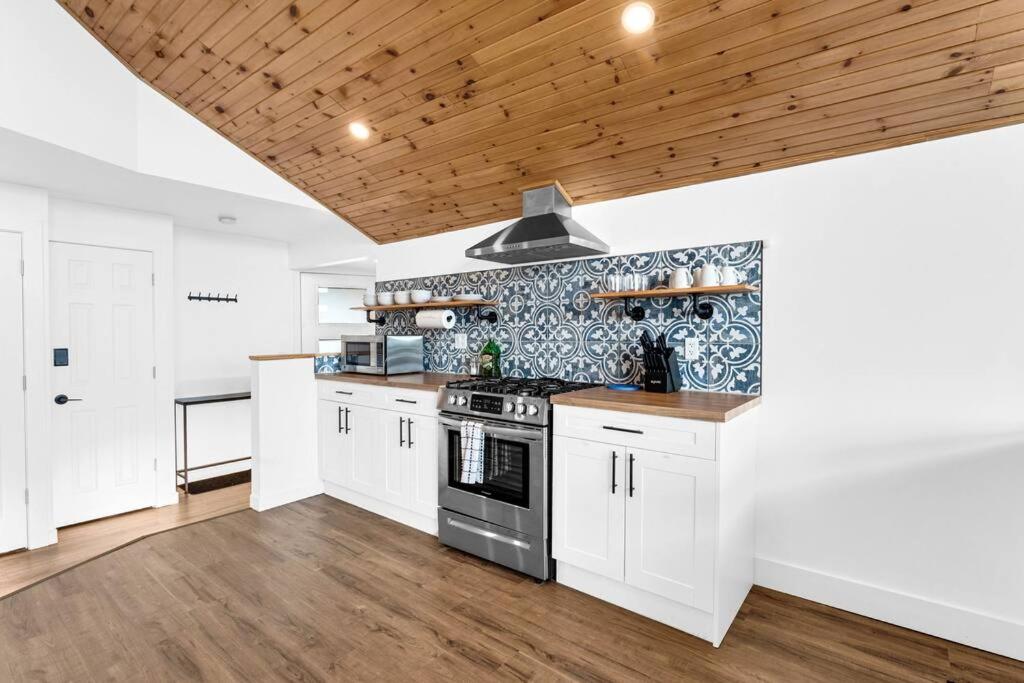 Pet Friendly Getaway, Games, Netflix, Lake Views