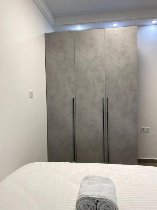 Stylish 1-Bedroom in Riverside view 5