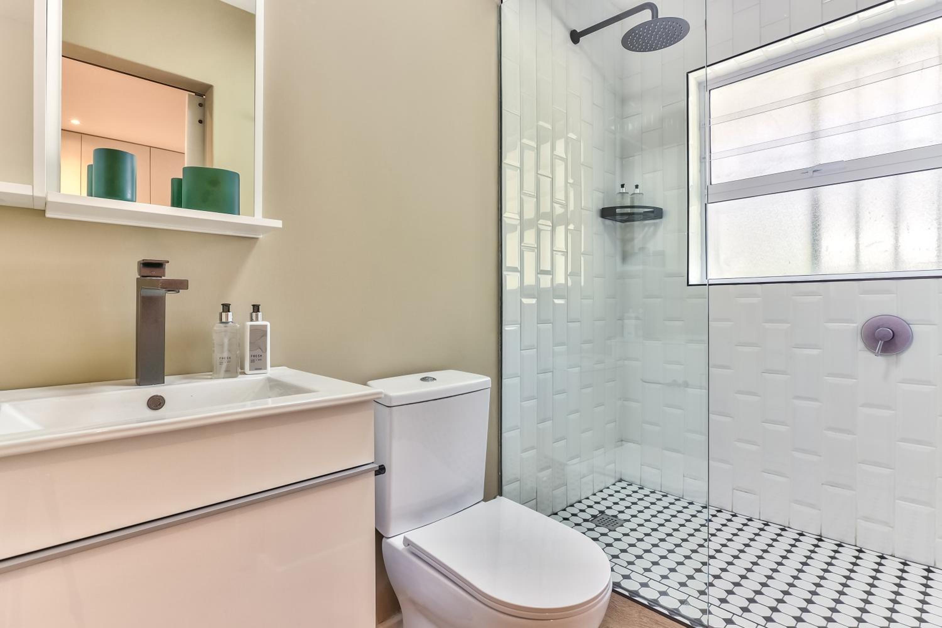 Gorgeous Studio in Sea Point view 4