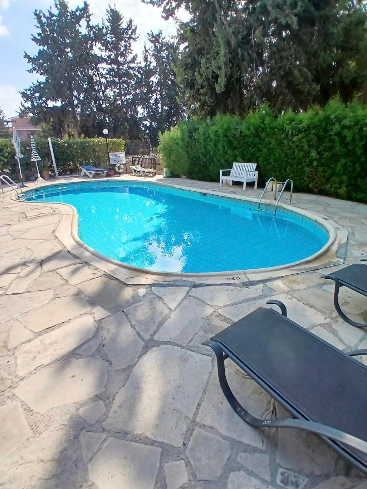 Ibiscus Pool & Garden Apartment Walk to Beach, Harbour & Castle, Kato Paphos