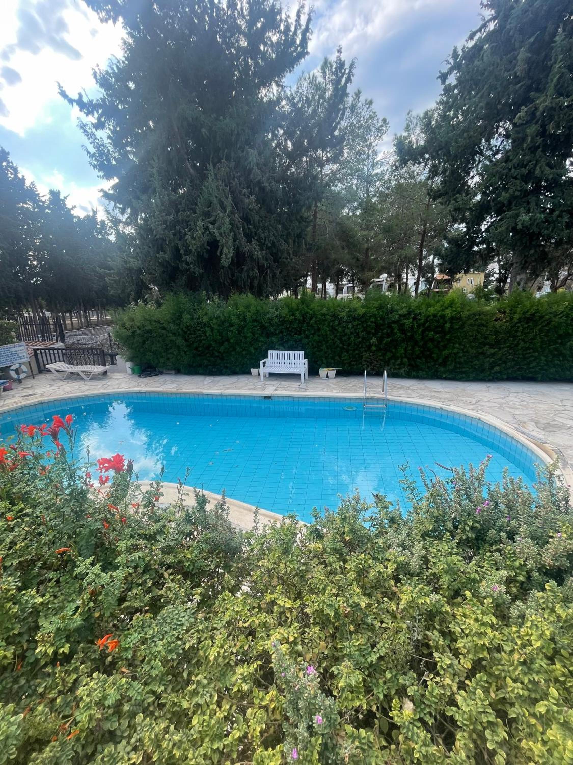 Ibiscus Pool & Garden Apartment Walk to Beach, Harbour & Castle, Kato Paphos