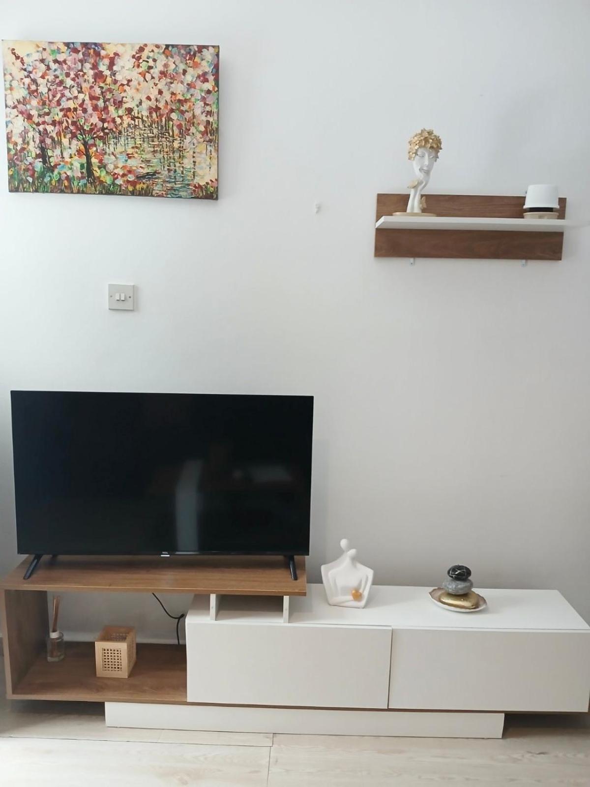 Ibiscus Pool & Garden Apartment Walk to Beach, Harbour & Castle, Kato Paphos