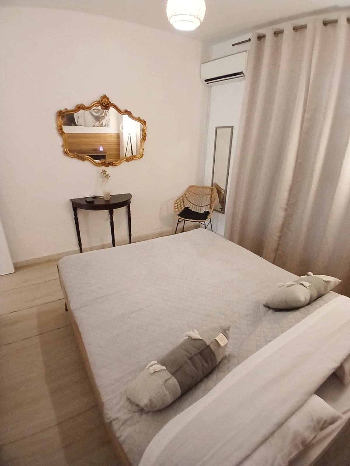 Ibiscus Pool & Garden Apartment Walk to Beach, Harbour & Castle, Kato Paphos
