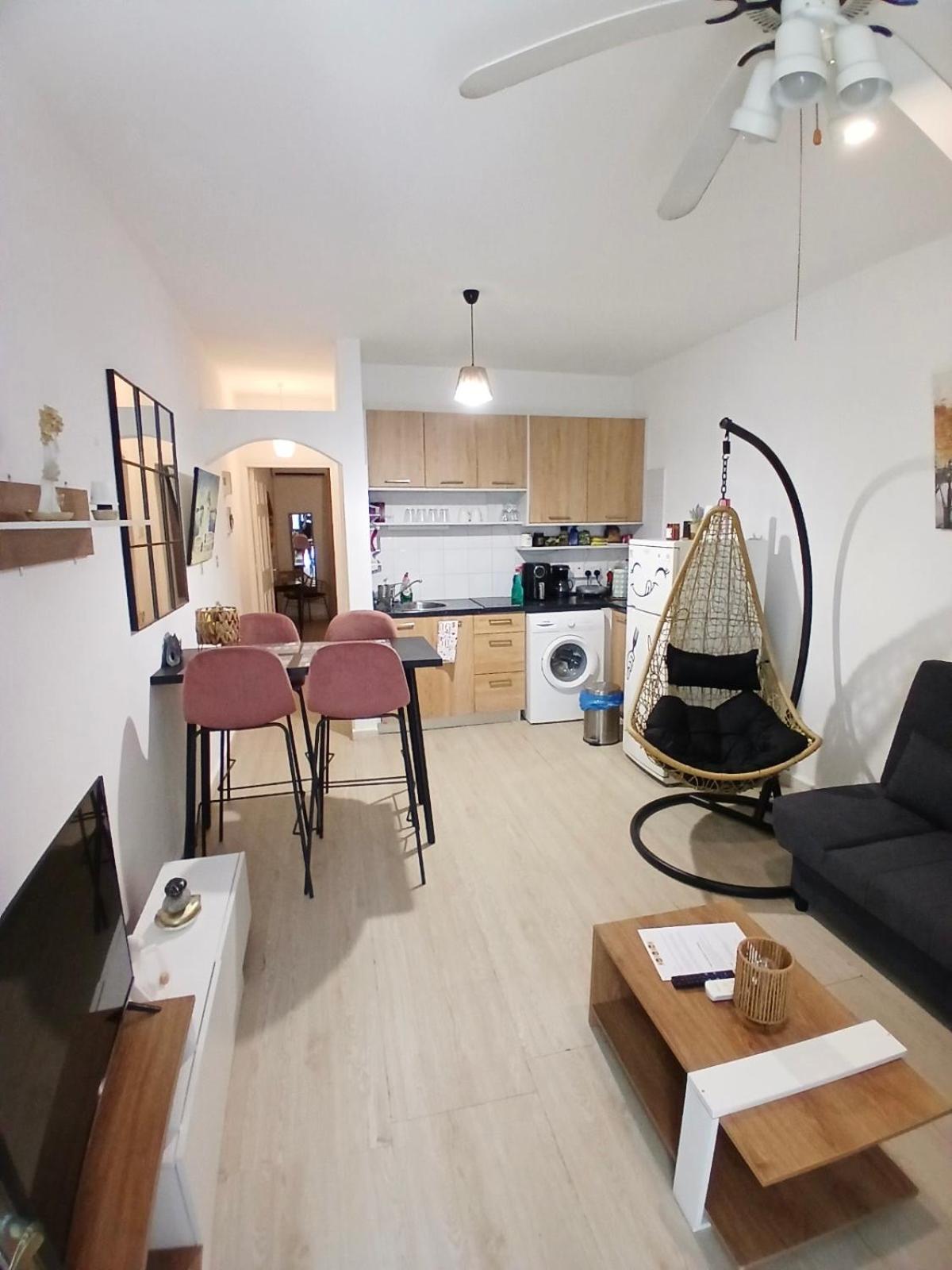 Ibiscus Pool & Garden Apartment Walk to Beach, Harbour & Castle, Kato Paphos