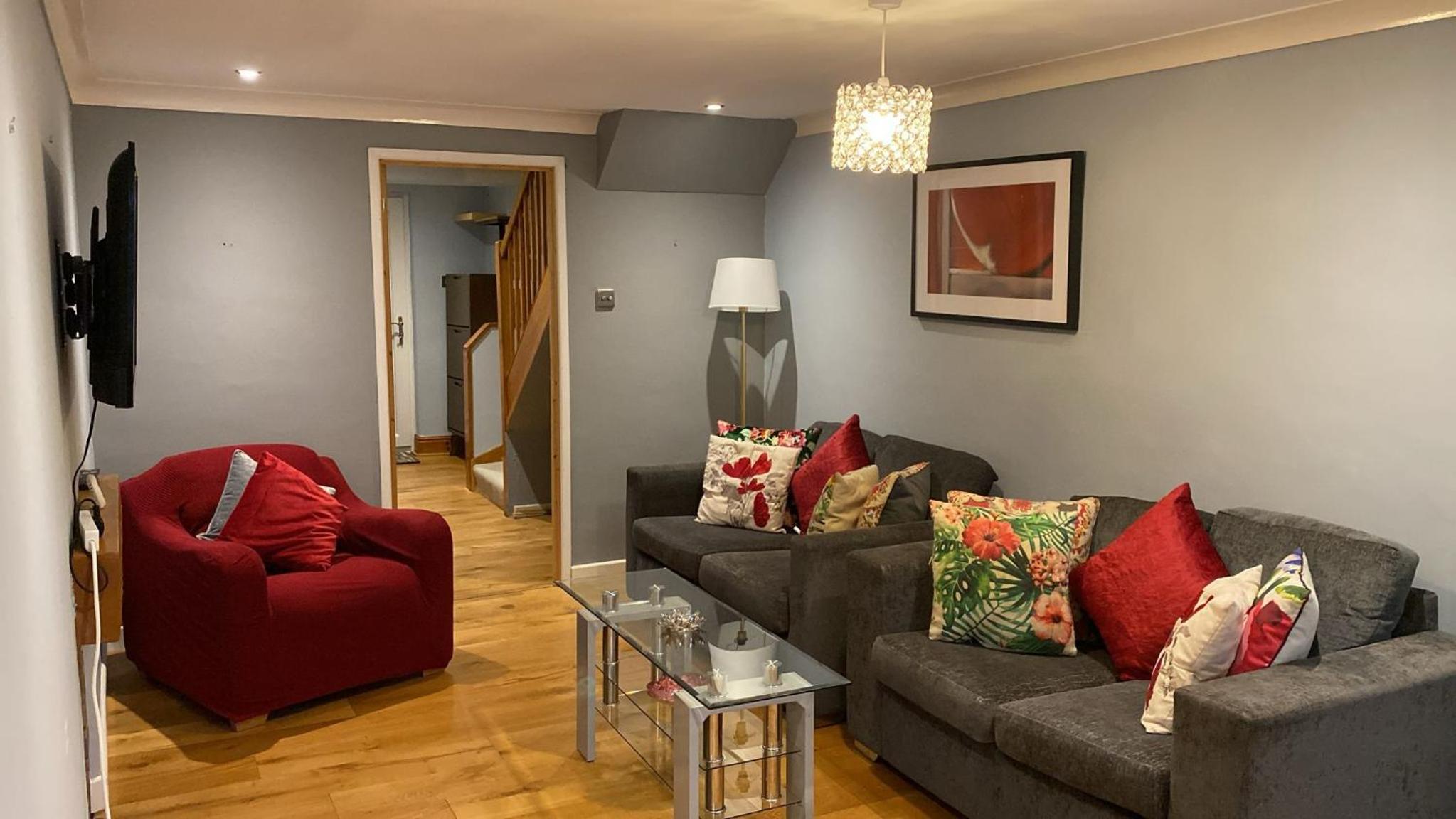 Warm and Homely 4 Bed house w big Garden & Parking view 2