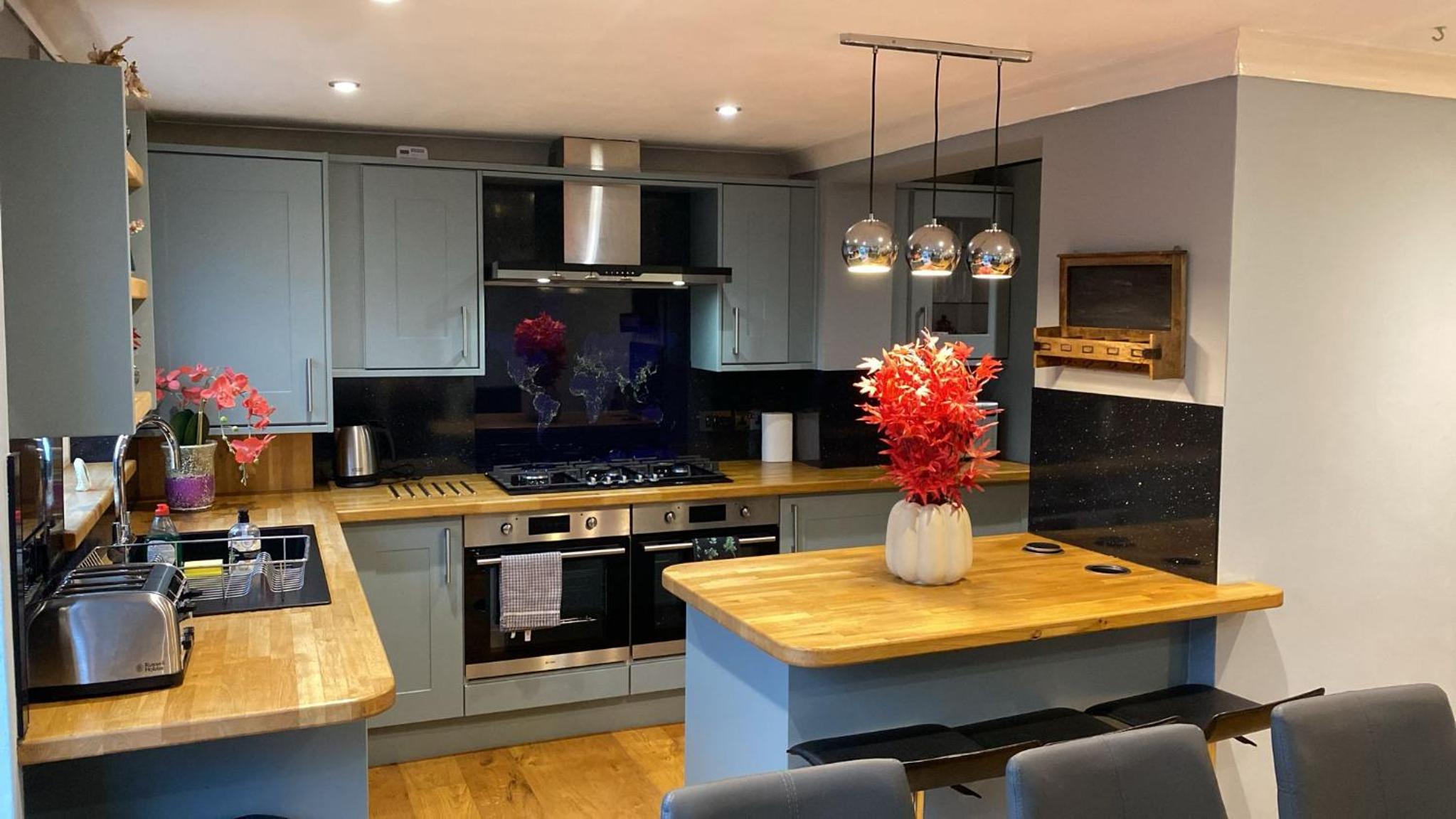 Warm and Homely 4 Bed house w big Garden & Parking view 4